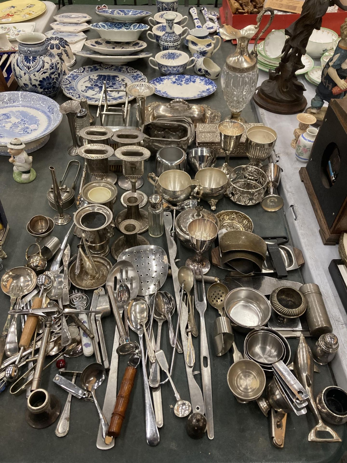 A LARGE MIXED LOT OF SILVER PLATED AND STAINLESS STEEL WARES