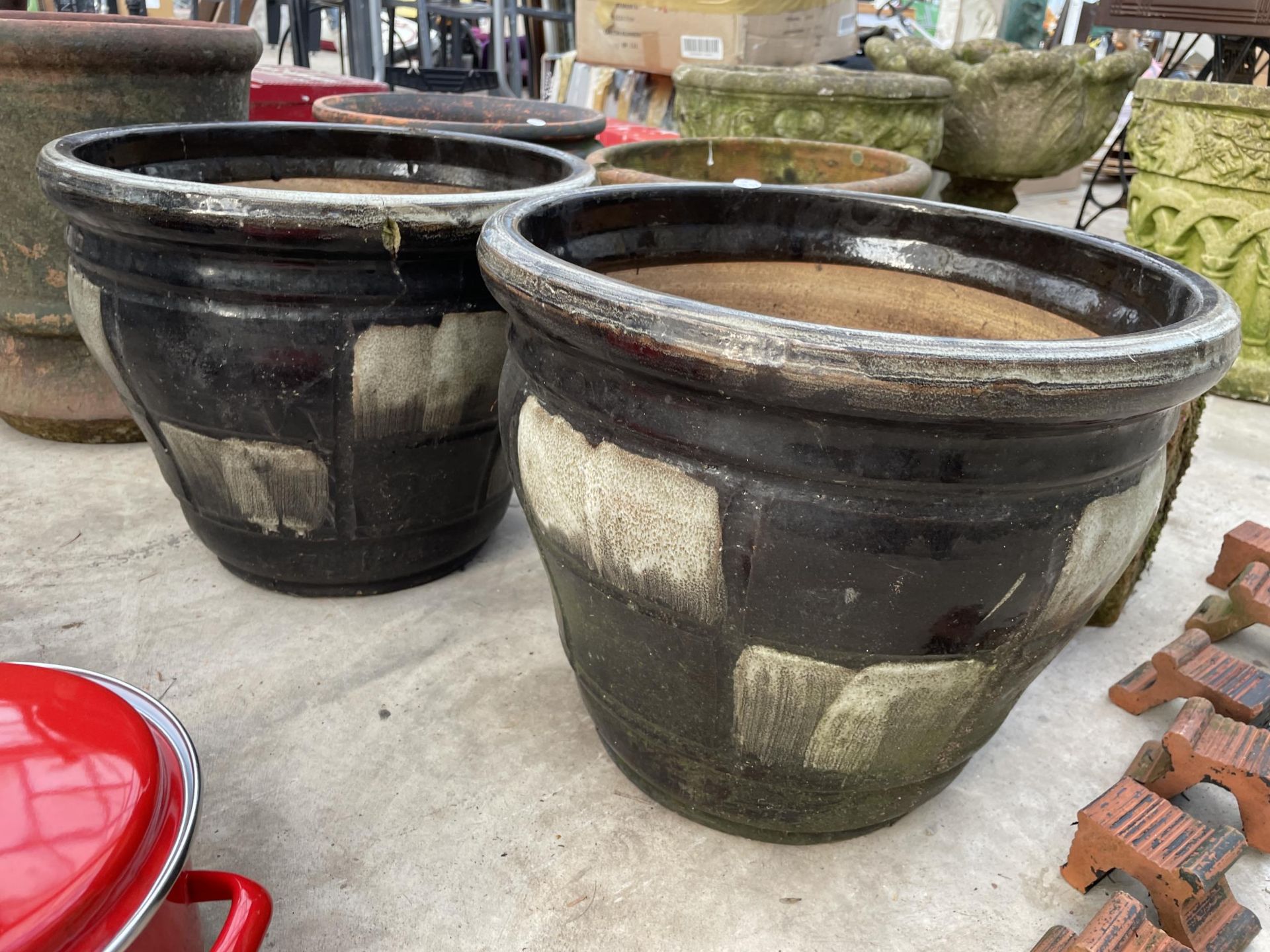 AN ASSORTMENT OF GLAZED AND TERRACOTTA PLANT POTS - Image 2 of 6