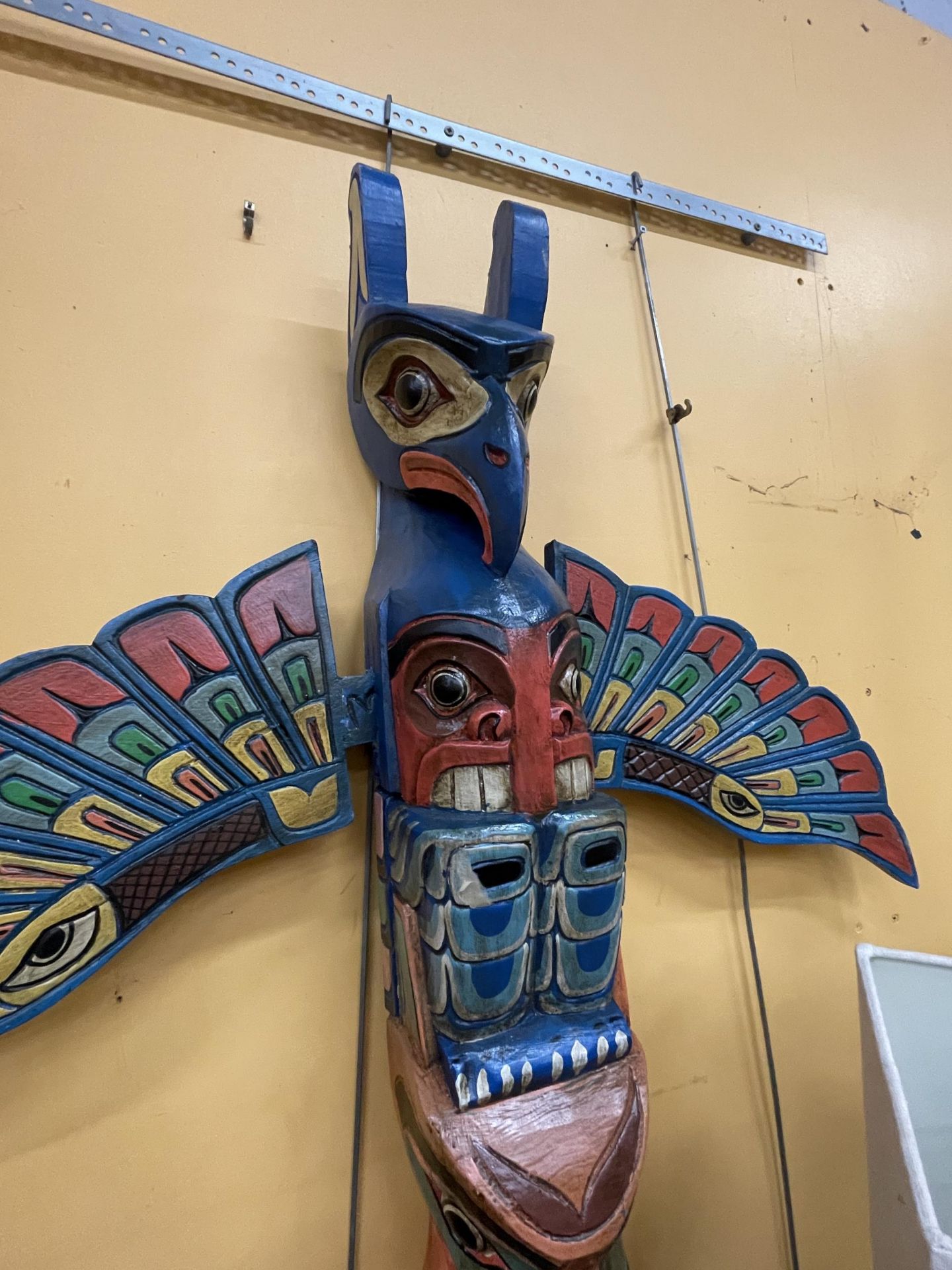 A LARGE WOODEN TOTEM POLE FIGURE - Image 2 of 4