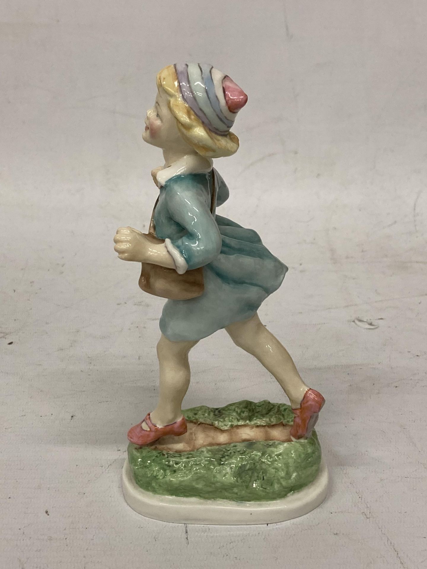 A ROYAL WORCESTER FIGURE "THURSDAY'S CHILD HAS FAR TO GO" 3522 - Image 3 of 5