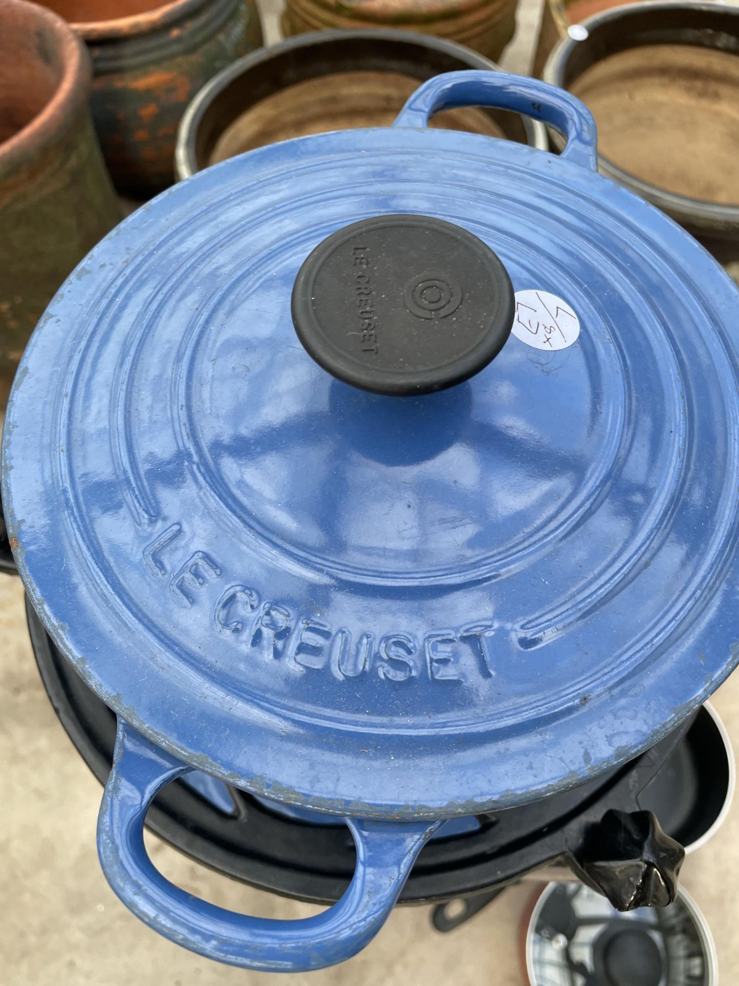 A PAN STAND WITH AN ASSORTYMENT OF PANS TO INCLUDE THREE BLUE LE CREUSET - Image 3 of 4