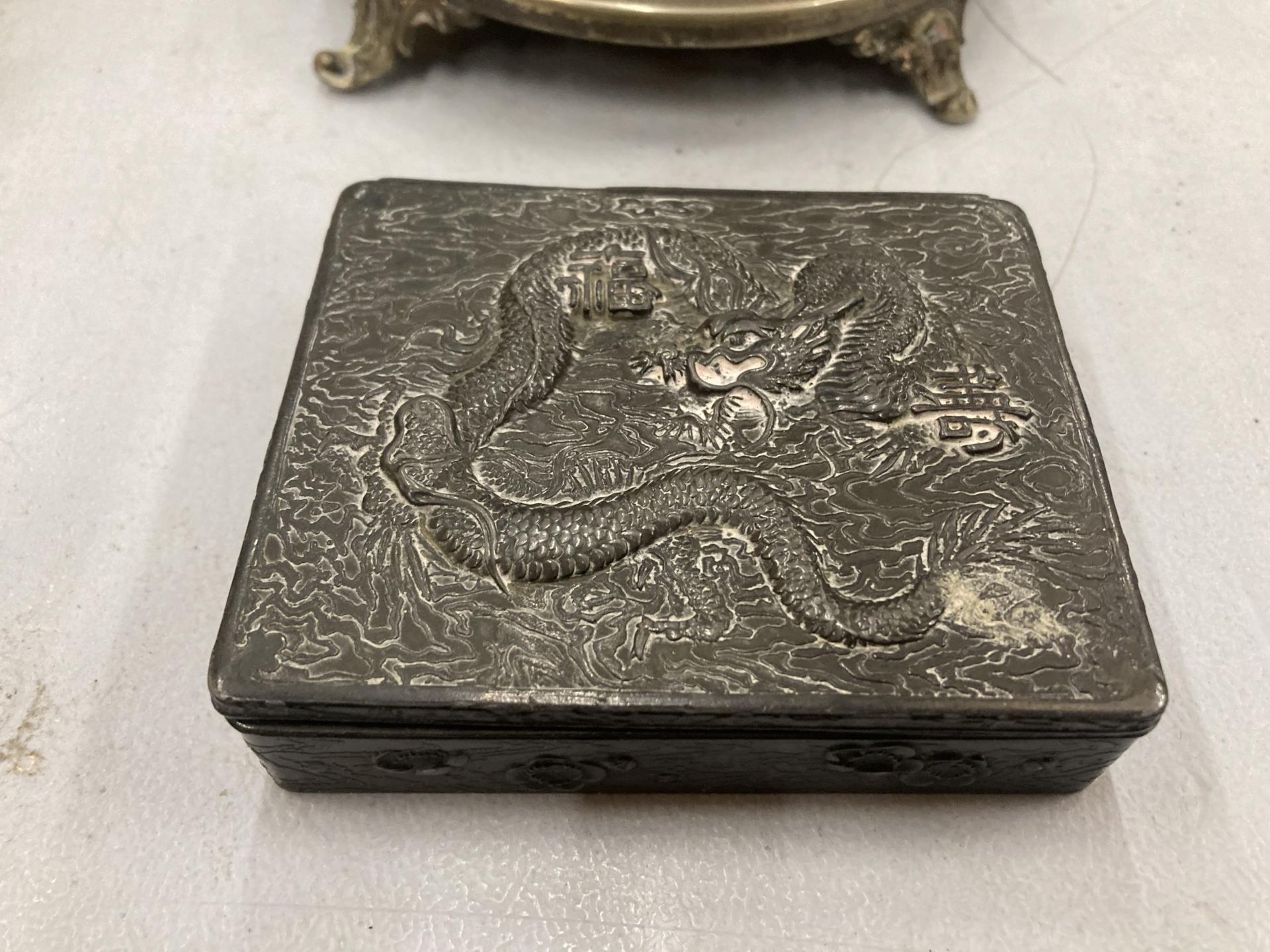 A MIXED VINTAGE LOT TO INCLUDE PEWTER DRAGON BOX, JAPANESE LACQUERED BOX, SILVER PLATED - Bild 6 aus 6