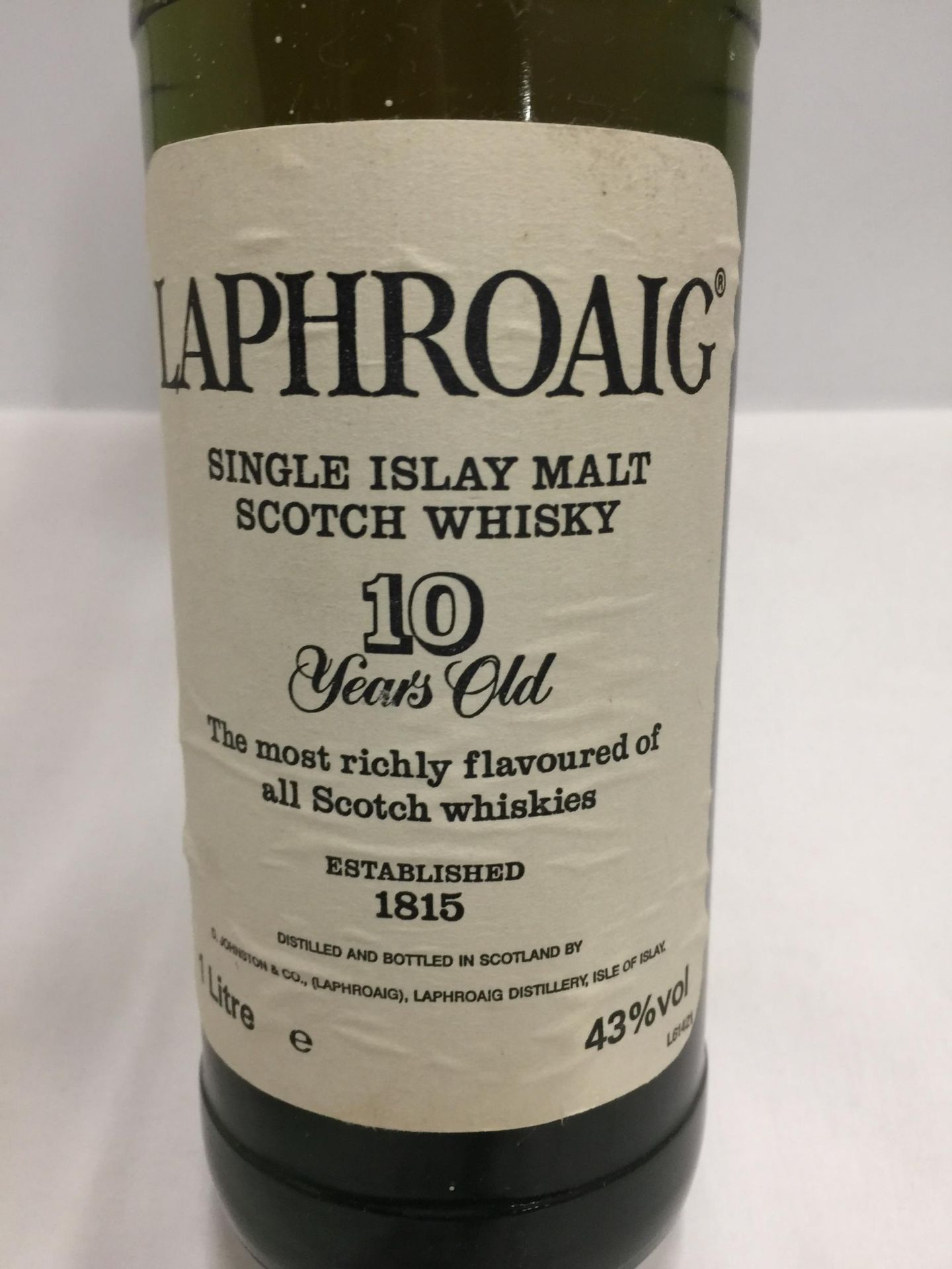 A 1L BOTTLE - LAPHROAIG 10 YEARS OLD SINGLE ISLAY MALT SCOTCH WHISKY, OLD LABEL - Bild 2 aus 3