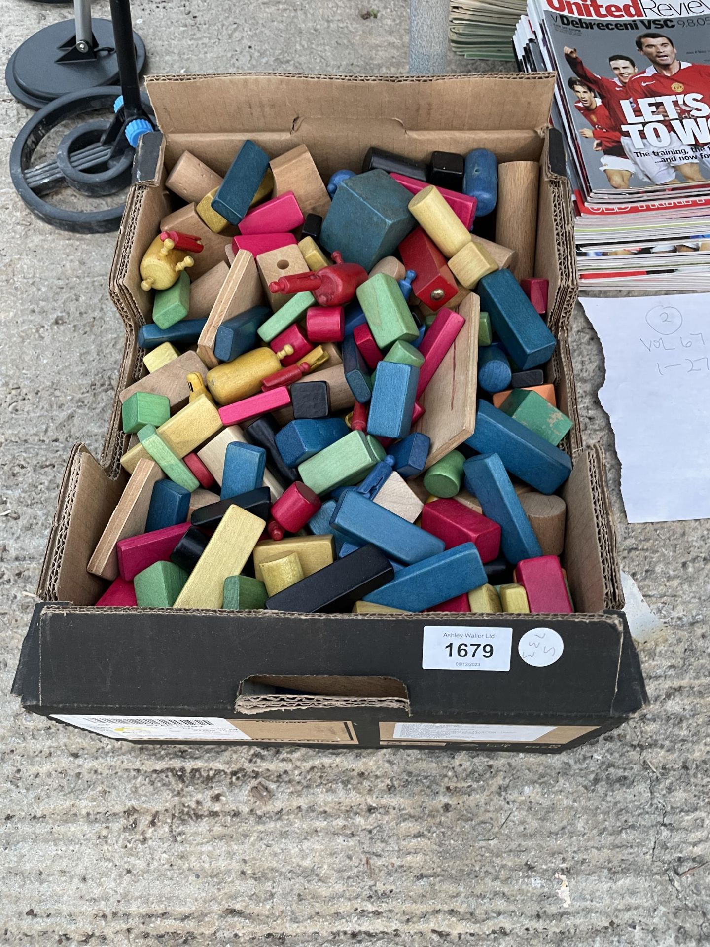 A LARGE QUANTITY OF ASSORTED VINTAGE CHILDRENS BUILDING BLOCKS