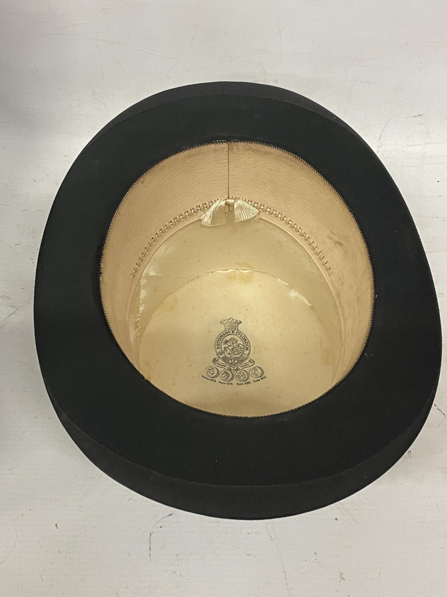 A VINTAGE BATTERSBY & CO, LONDON SILK TOP HAT IN ORIGINAL LEATHER BOX - Bild 4 aus 5