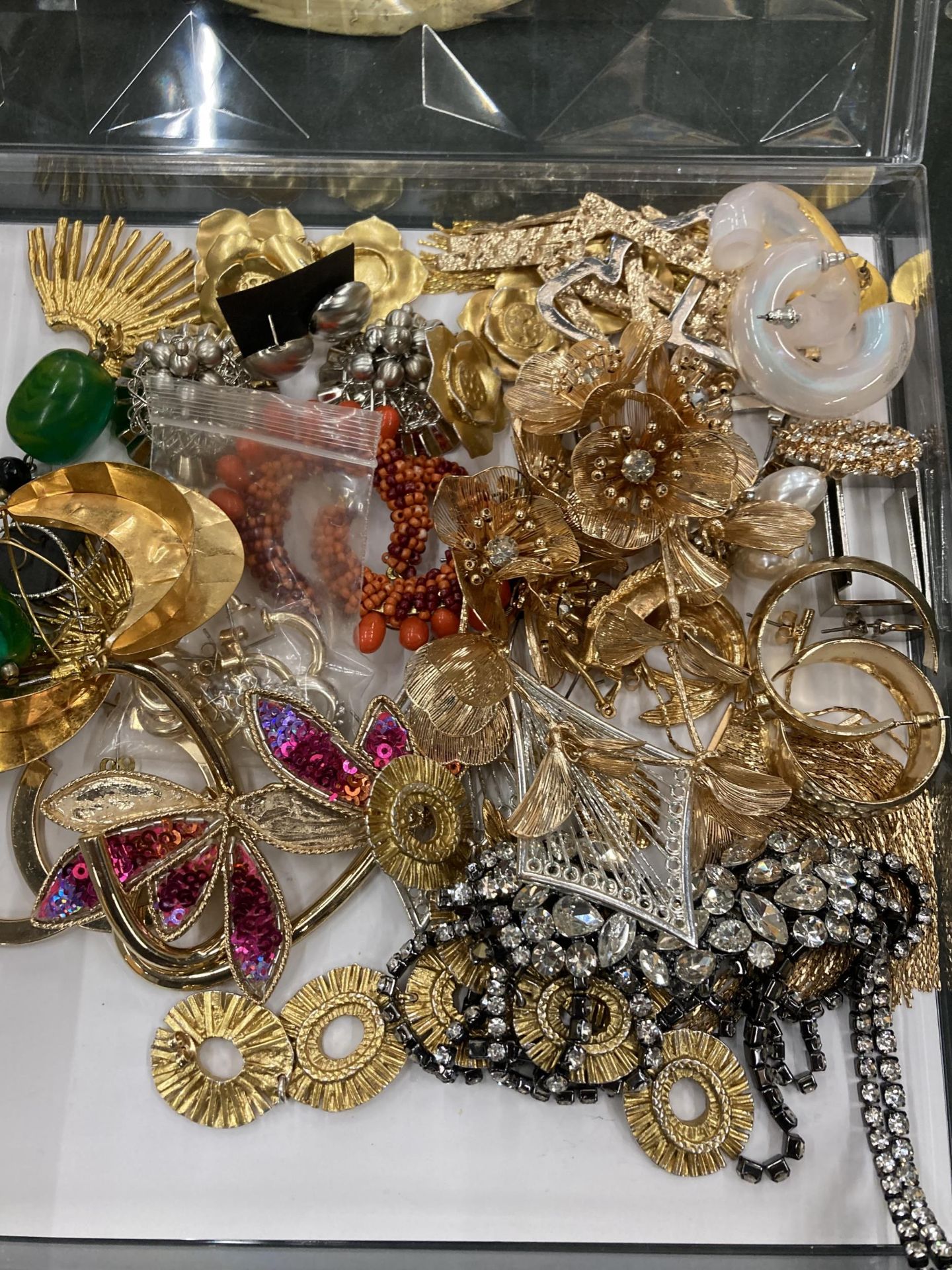 A LARGE COLLECTION OF ASSORTED COSTUME JEWELLERY IN JEWELLERY BOX AND FURTHER CASE - Bild 2 aus 6