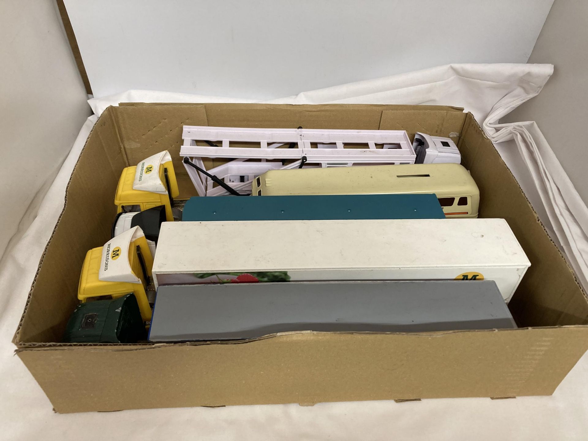 A BOX OF FIVE LORRIES PLUS ONE BUS TO INCLUDE MORRISON, POUNDLAND, ETC.,