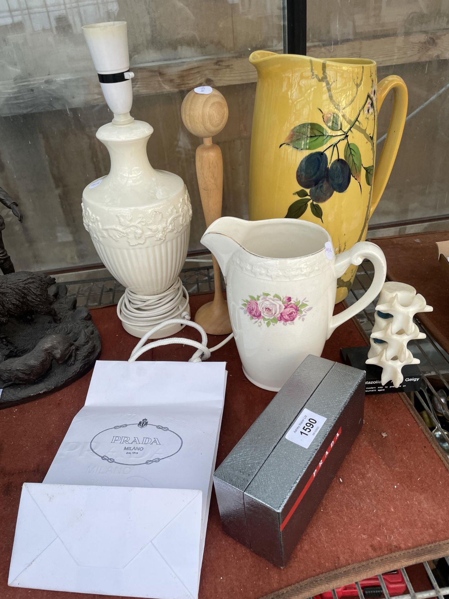 AN ASSORTMENT OF ITEMS TO INCLUDE A WEDGWOOD LAMP, AYNSLEY JUG AND A PRADA BOX ETC