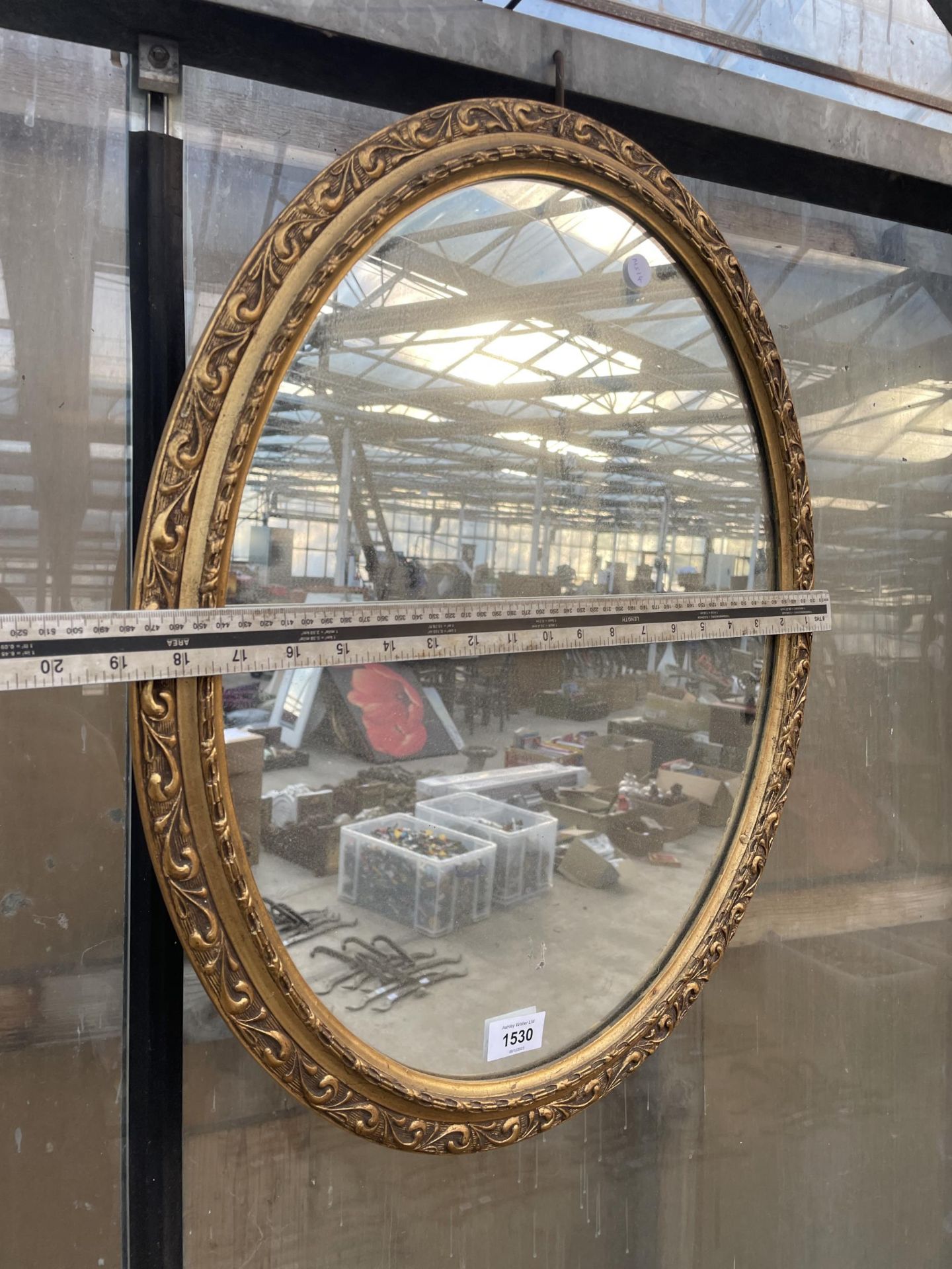 A DECORATIVE OVAL GILT FRAMED WALL MIRROR - Image 2 of 3