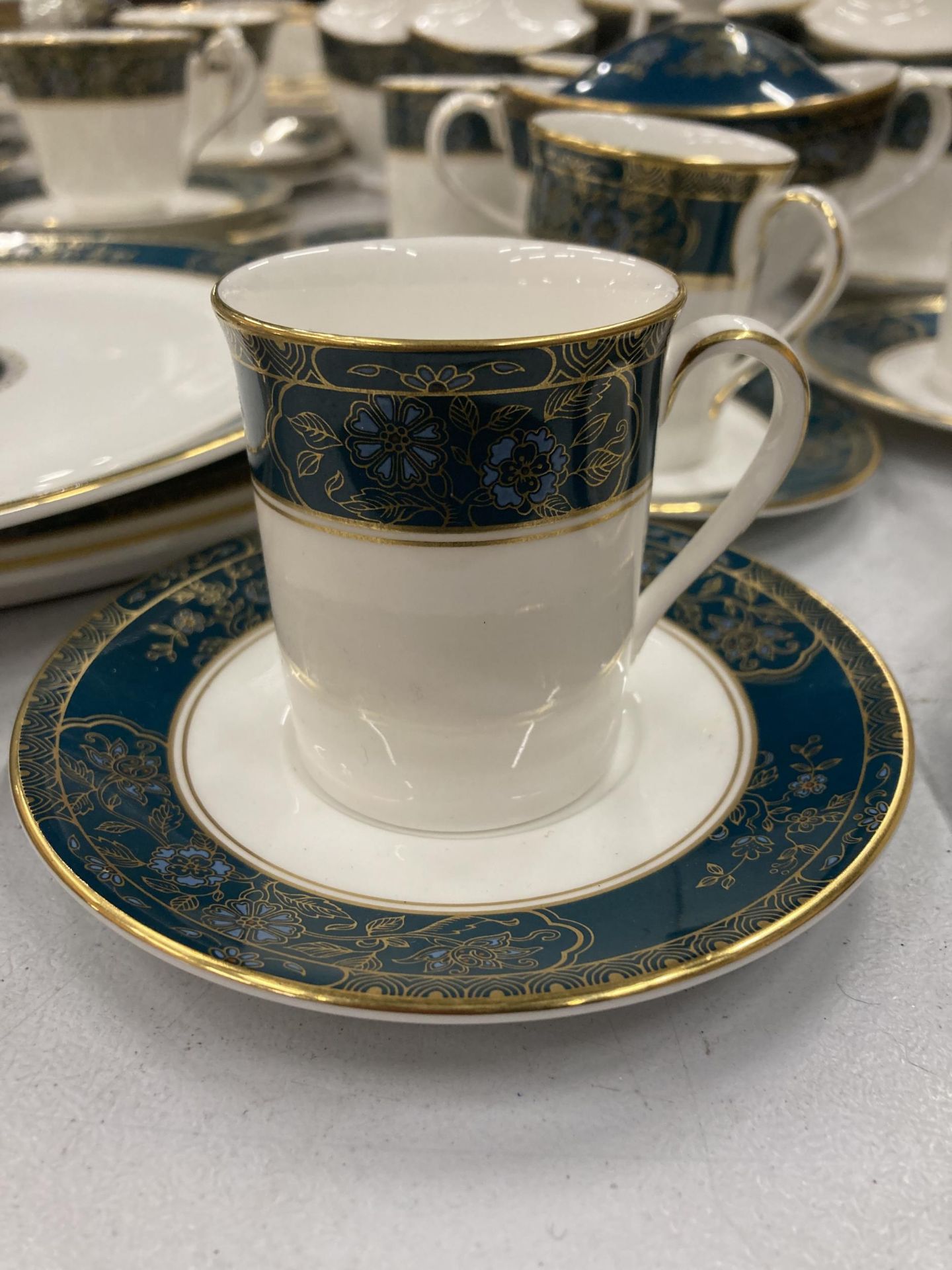 A LARGE ROYAL DOULTON 'CARLYLE' PATTERN TEA SERVICE - Image 2 of 7