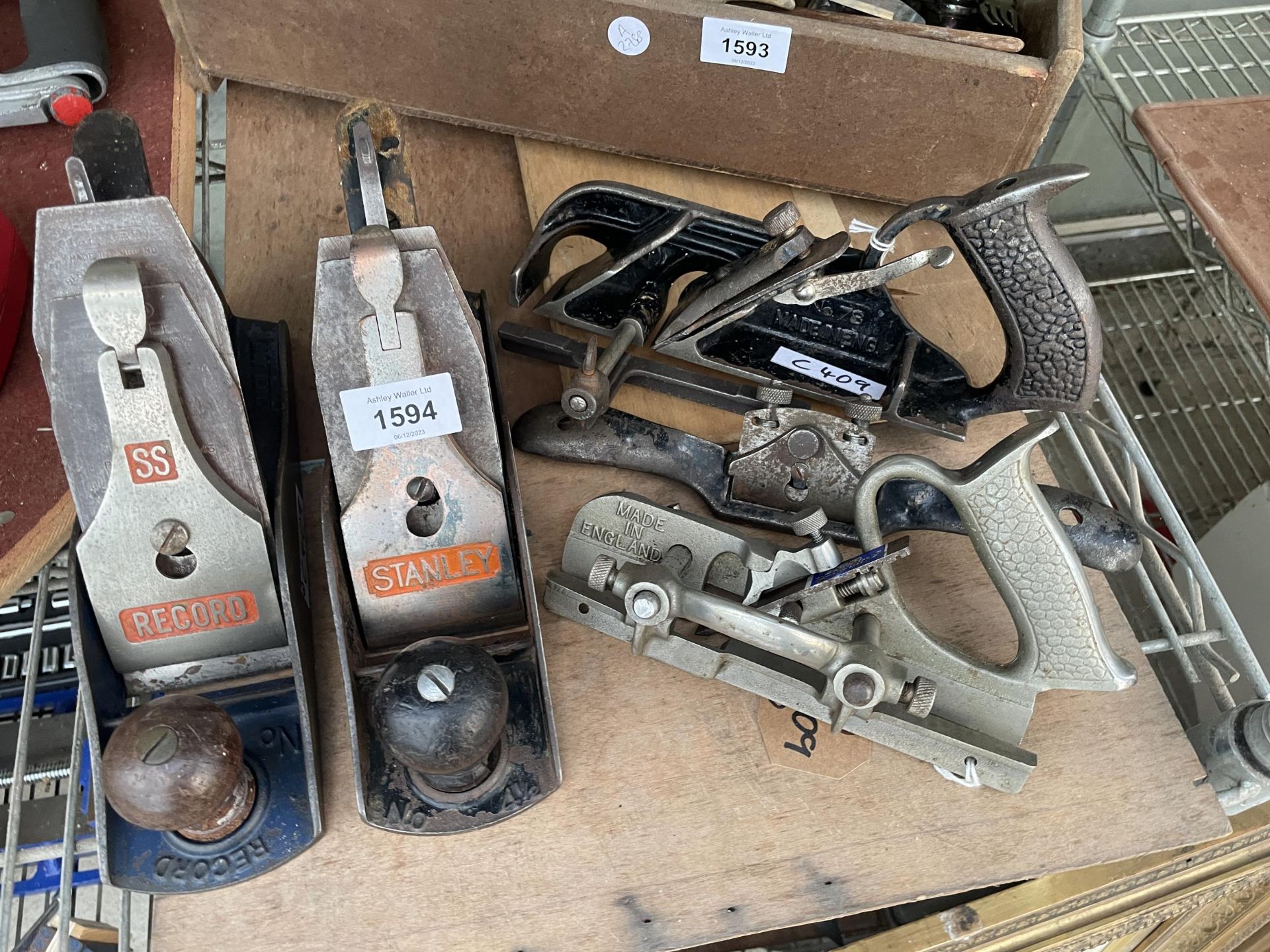 AN ASSORTMENT OF FIVE VINTAGE WOOD PLANES TO INCLUDE A STANLEY 4 1/2 AND A RECORD 4 1/2 ETC