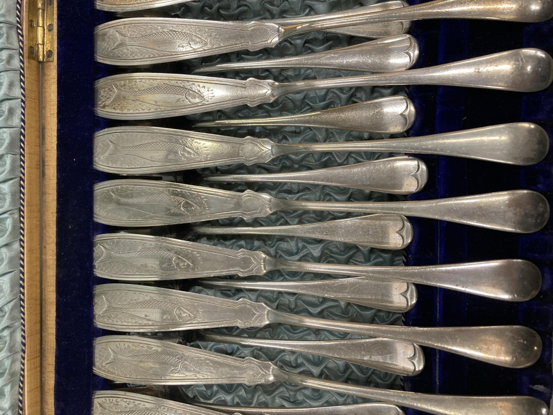 TWO CASED SILVER PLATED CUTLERY SETS TO INCLUDE BLUE SILK LINED AND MAHOGANY EXAMPLE - Bild 5 aus 7