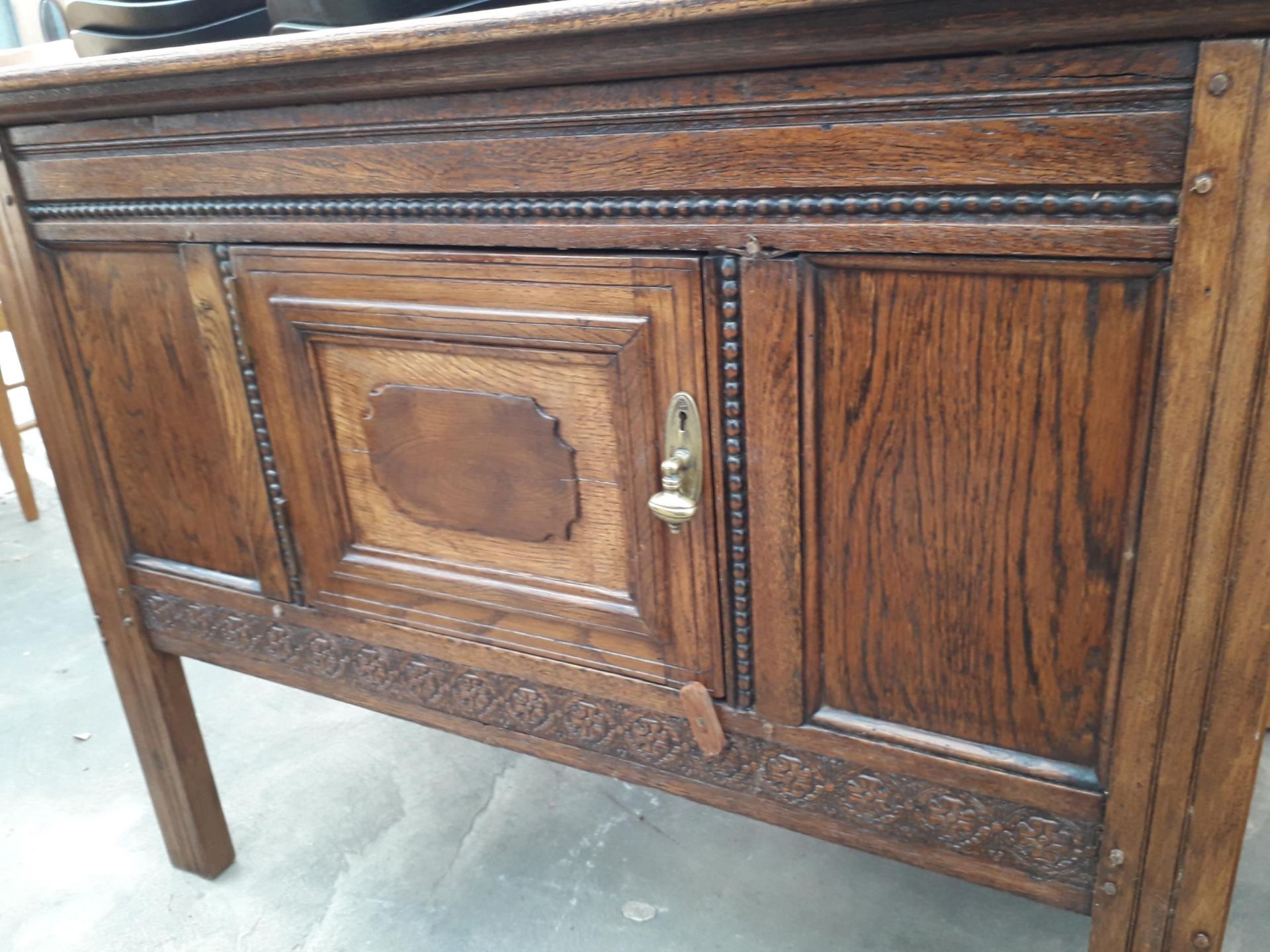 AN EARLY 20TH CENTURY OAK SIDE-CABINET WITH SINGLE DRAWER AND CARVED PANELS, 44" WIDE - Image 3 of 3