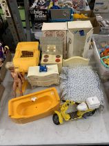 A COLLECTION OF SINDY ITEMS TO INCLUDE A DOLL, BATH, TOILET, AA CAR, SCOOTER, WARDROBES, COOKER, ETC