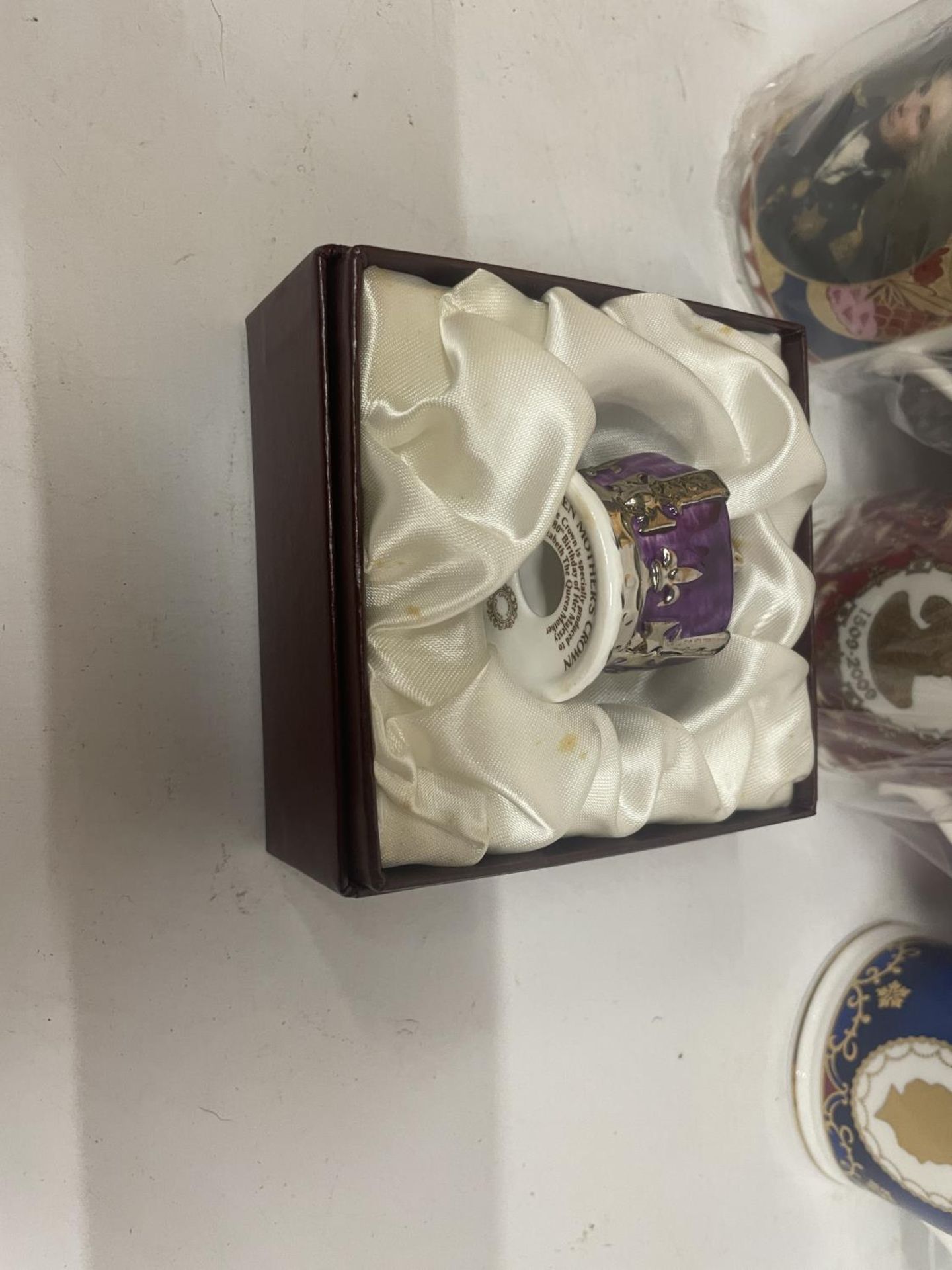 FOUR BOXED COMMEMORATIVE ITEMS TO INCLUDE TWO ROYAL WORCESTER MUGS, CAVERSALL CROWN ETC - Image 5 of 5