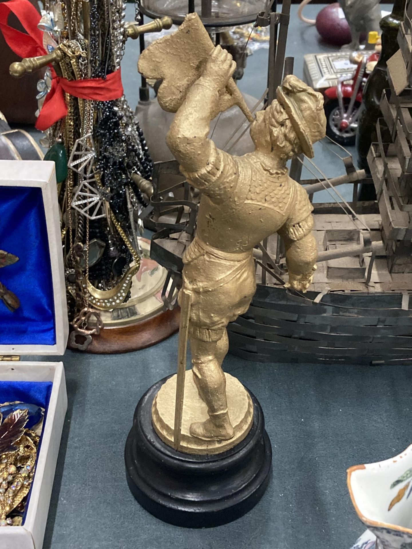 A GILT DESIGN SPELTER ITALIAN TRUMPETEER ON PEDESTAL - Image 3 of 3