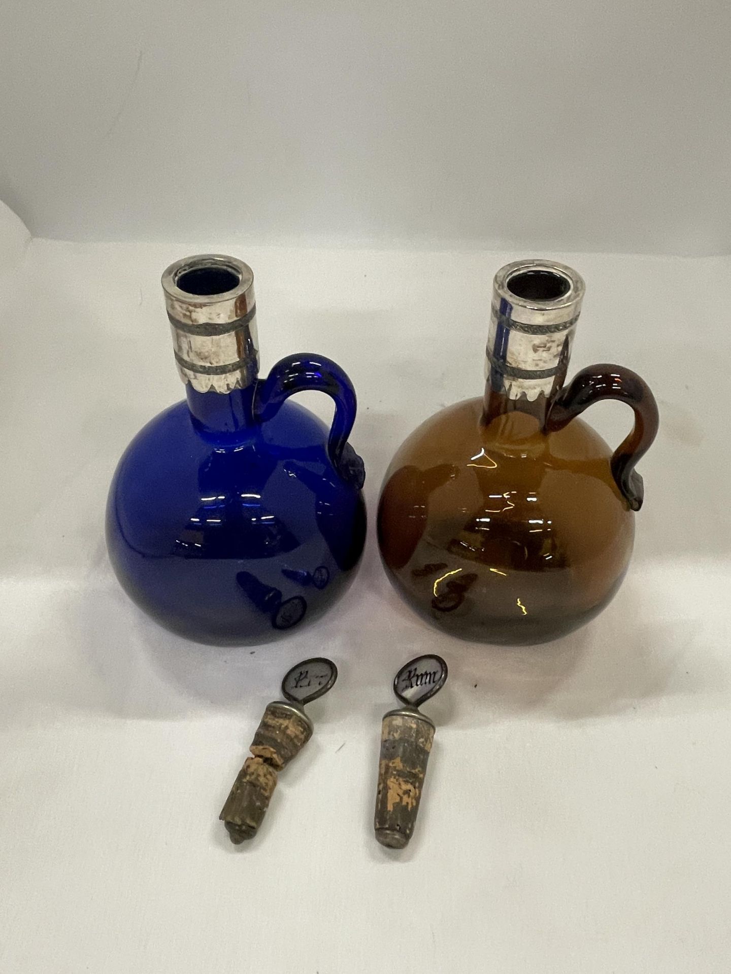 TWO ANTIQUE COLOURED GLASS DECANTERS/FLAGONS WITH SILVER PLATED COLLARS, PORT AND RUM CORKS - Image 4 of 4