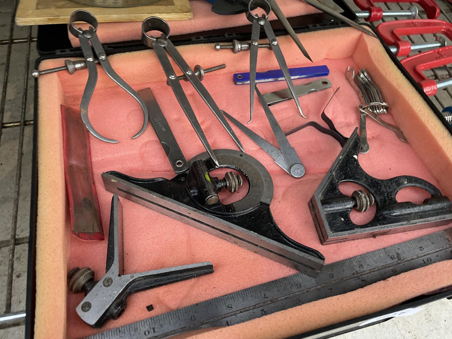 AN ASSORTMENT OF TOOLS TO INCLUDE MEASURING CALIPERS AND SET SQUARES ETC - Image 3 of 3