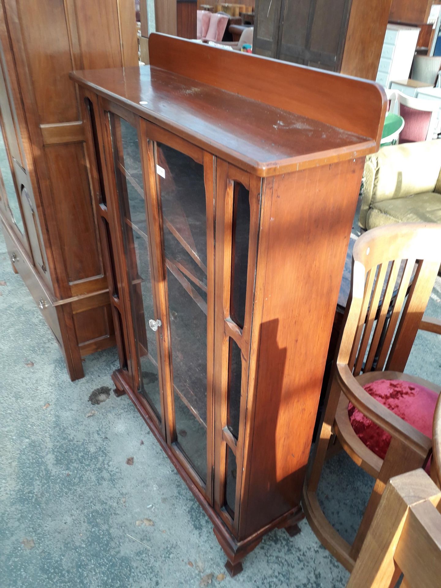 AN EARLY 20TH CENTURY MAHOGANY TWO DOOR DISPLAY CABINET, 38" WIDE - Image 3 of 3