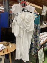 A COLLECTION OF EDWARDIAN COTTON CLOTHING TO INCLUDE UNDER GARMENTS, NIGHT WEAR, ETC