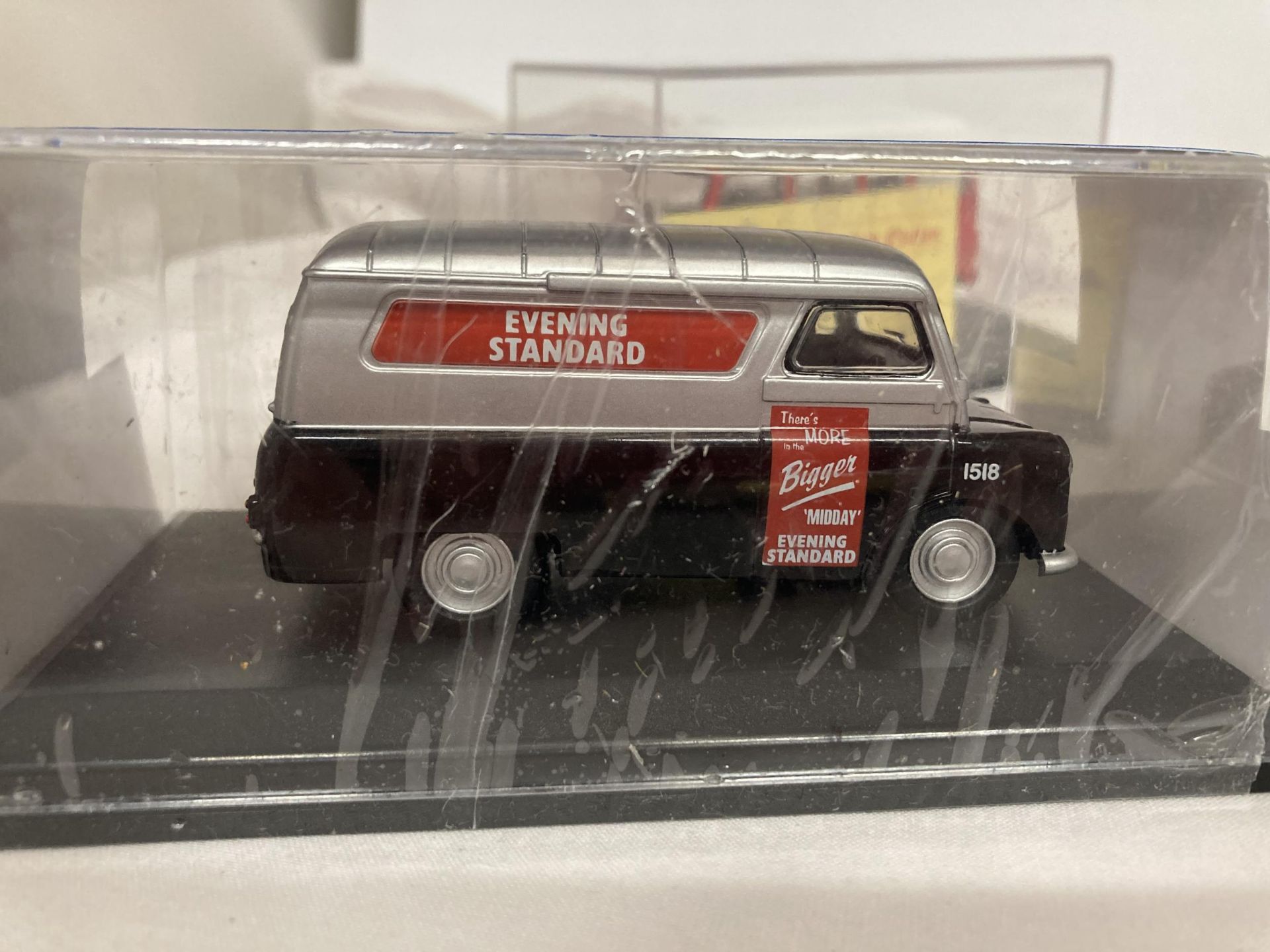 THREE OXFORD DIECAST VANS (MINT) TO INCLUDE A LIMITED EDITION AUSTIN PARALANIAN NO. 1151 OF 2000 - Image 5 of 5