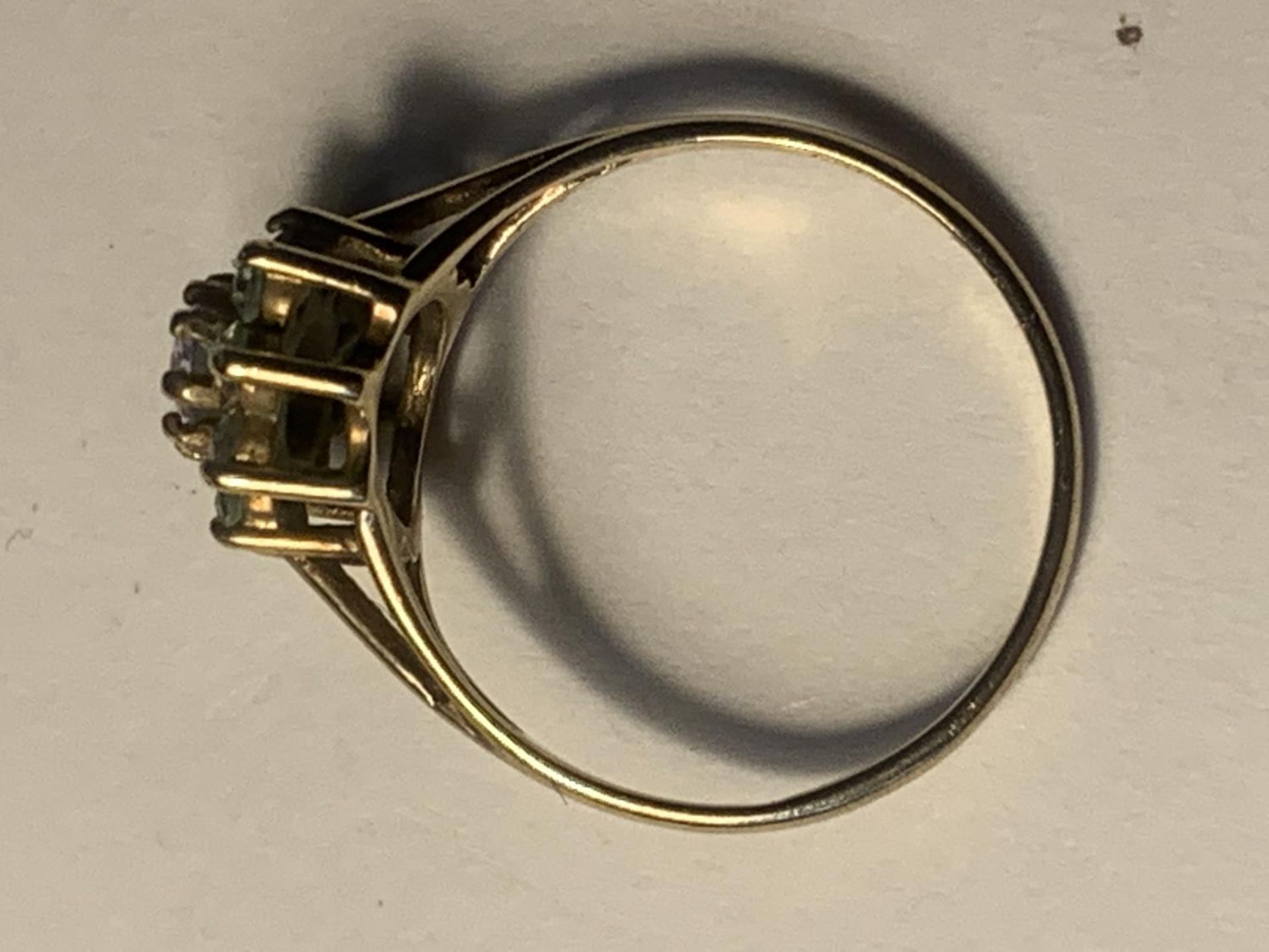 A 9 CARAT GOLD RING WITH CUBIC ZIRCONIAS IN A FLOWER DESIGN SIZE M GROSS WEIGHT 1.7 GRAMS - Image 3 of 3