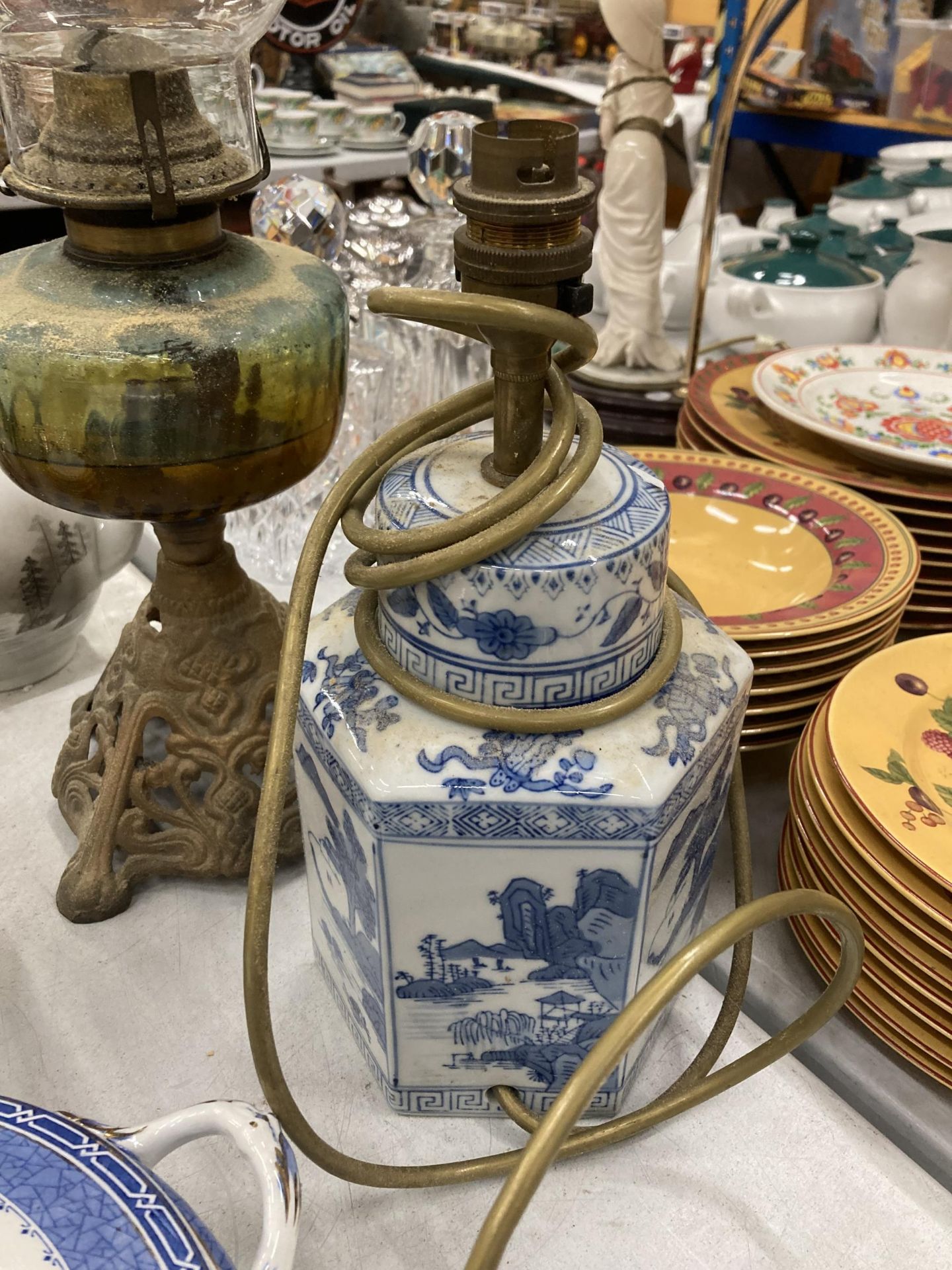 TWO VINTAGE LAMPS - CHINESE BLUE AND WHITE AND EXAMPLE WITH CAST METAL BASE - Image 3 of 3