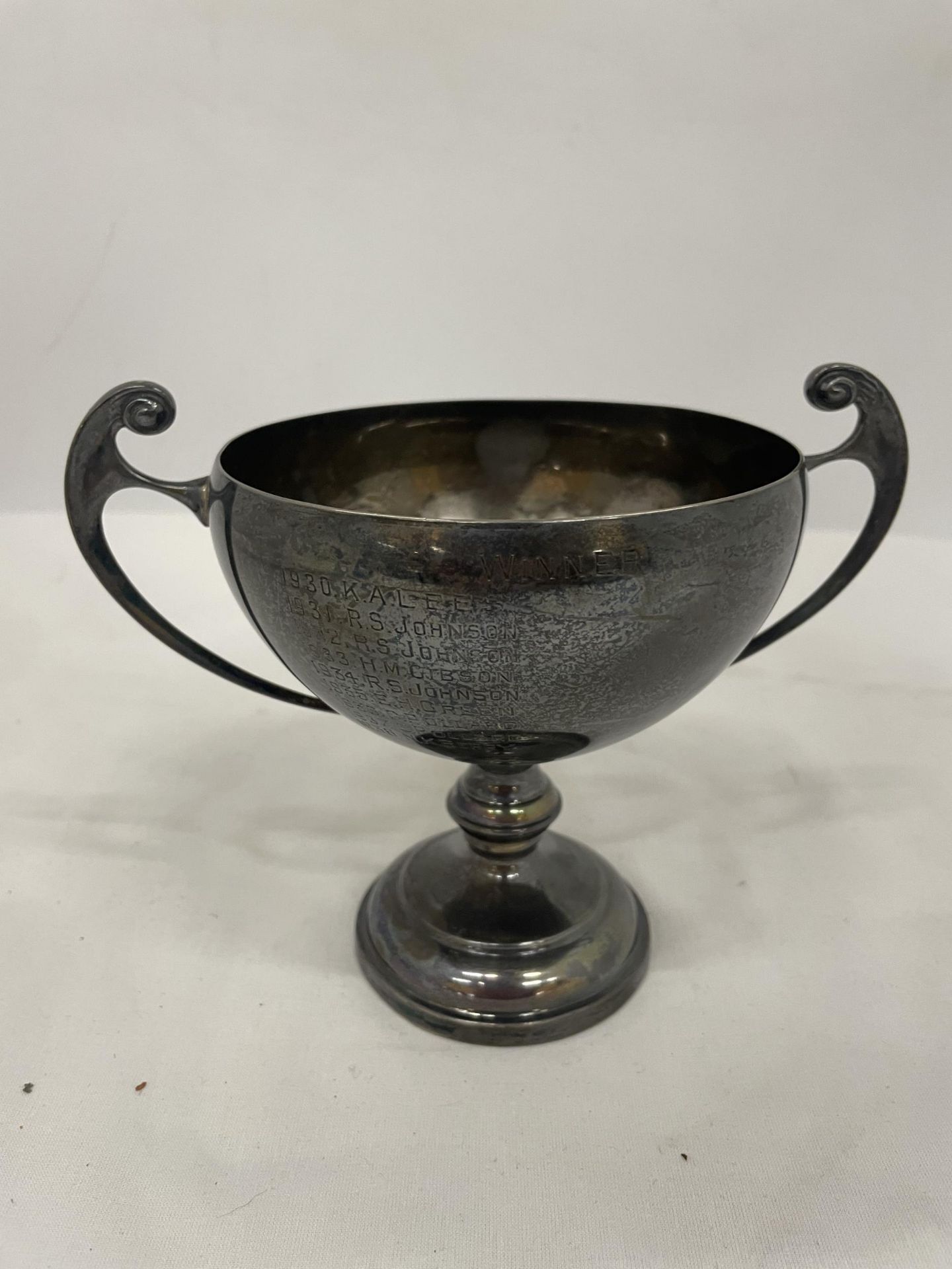 A HALLMARKED BIRMINGHAM SILVER TROPHY ENGRAVED FROM 1930 GROSS WEIGHT 273 GRAMS