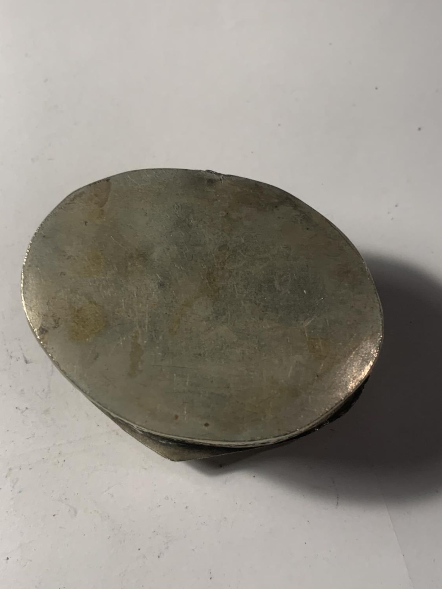 A LOW GRADE ASIAN SILVER TRINKET BOX - Image 4 of 4