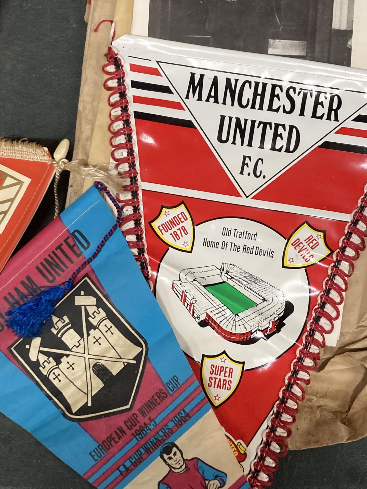 A COLLECTION OF 1970'S 'SHOOT' AND OTHER FOOTBALLING MAGAZINES PLUS THREE FOOTBALL PENNANTS AND - Bild 3 aus 8
