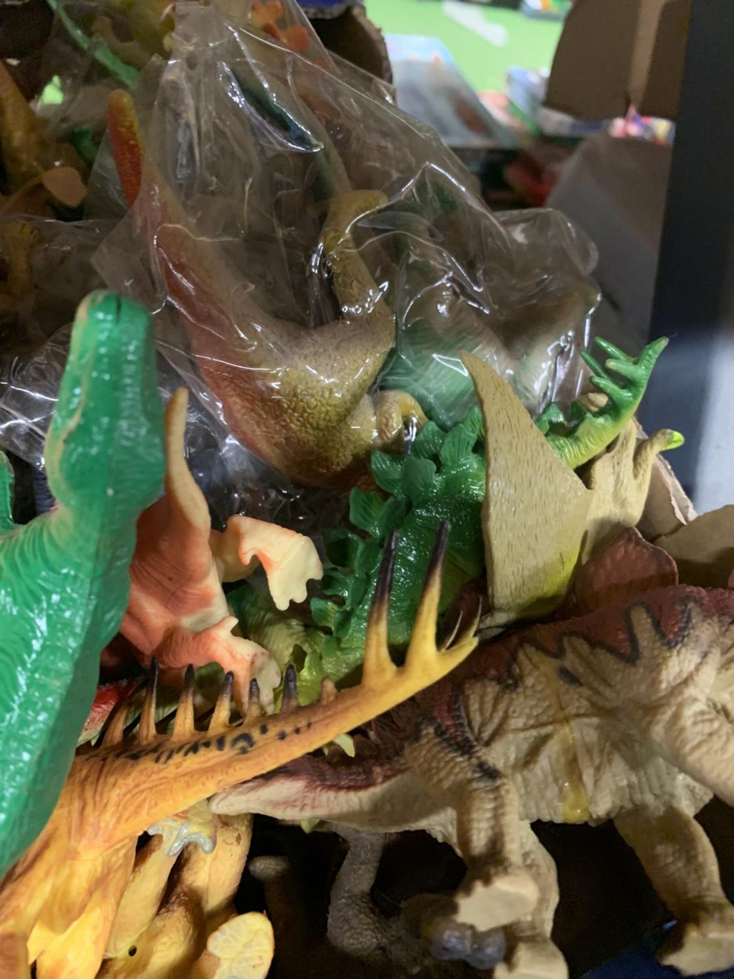 A LARGE QUANTITY OF TOY DINOSAUR FIGURES - Image 3 of 3