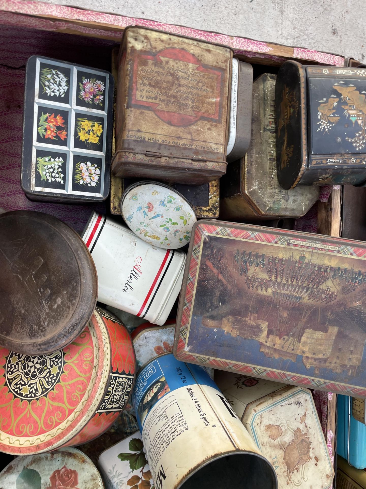 A LARGE ASSORTMENT OF VINTAGE TINS - Image 3 of 3