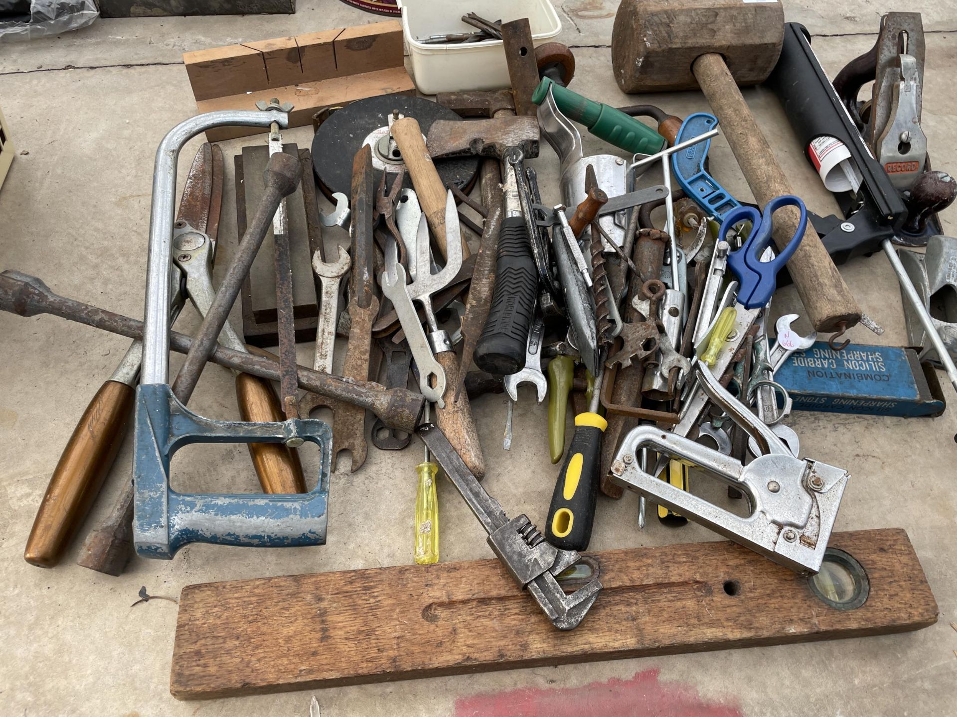 A LARGE ASSORTMENT OF HAND TOOLS TO INCLUDE SPANNERS, AN AXE AND WOOD PLANES ETC - Bild 3 aus 3