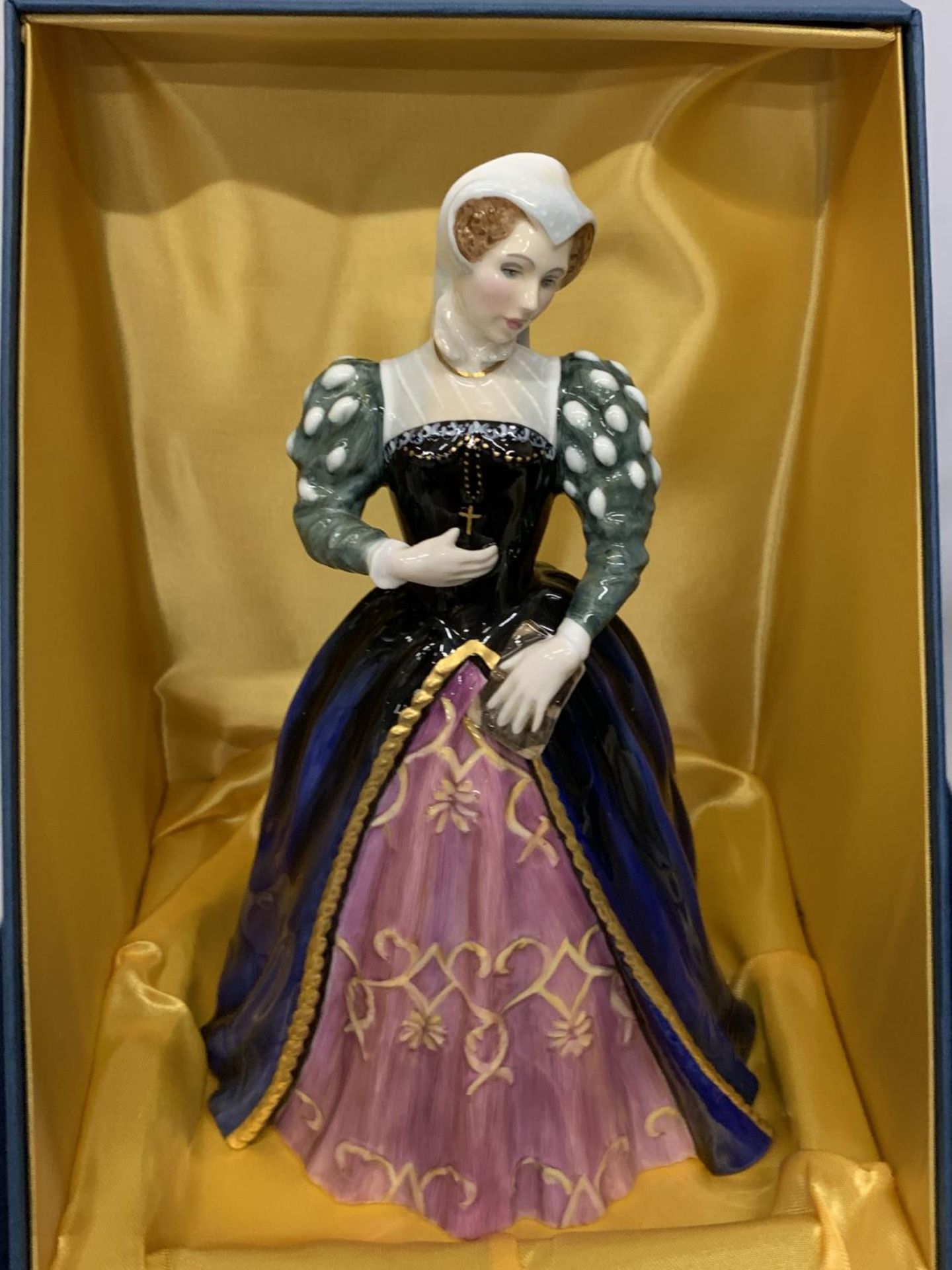 A LIMITED EDITION NO 236/5000 BOXED ROYAL DOULTON FIGURE QUEENS OF THE REALMS MARY QUEEN OF SCOTS HN - Image 2 of 4