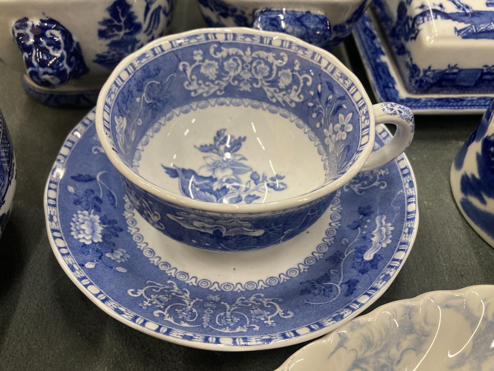 A COLLECTION OF BLUE AND WHITE CHINA TO INCLUDE OLD WILLOW, WEDGWOOD, SPODE ETC - Bild 7 aus 8