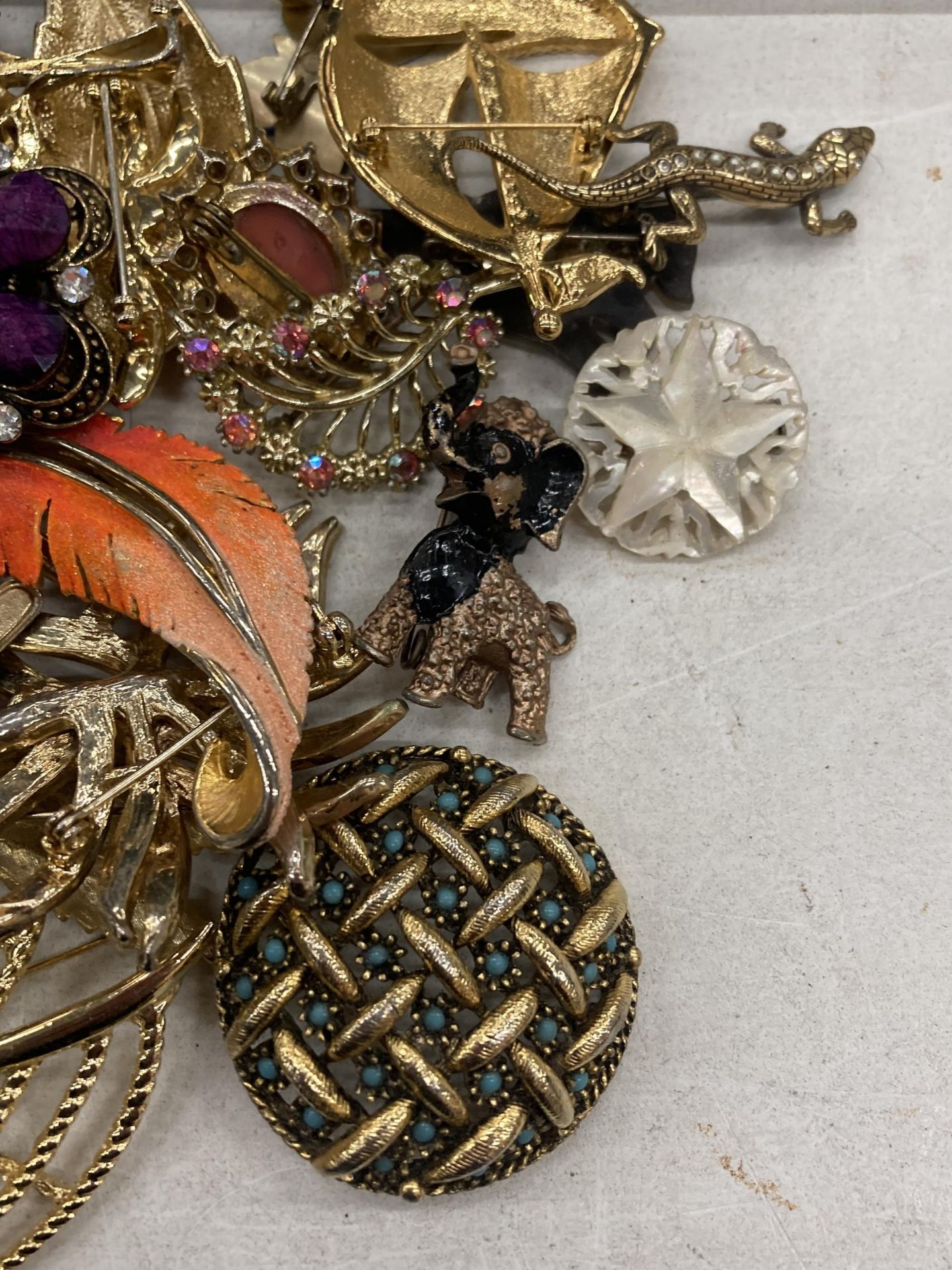 A MIXED LOT OF COSTUME JEWELLERY ITEMS - Image 4 of 5