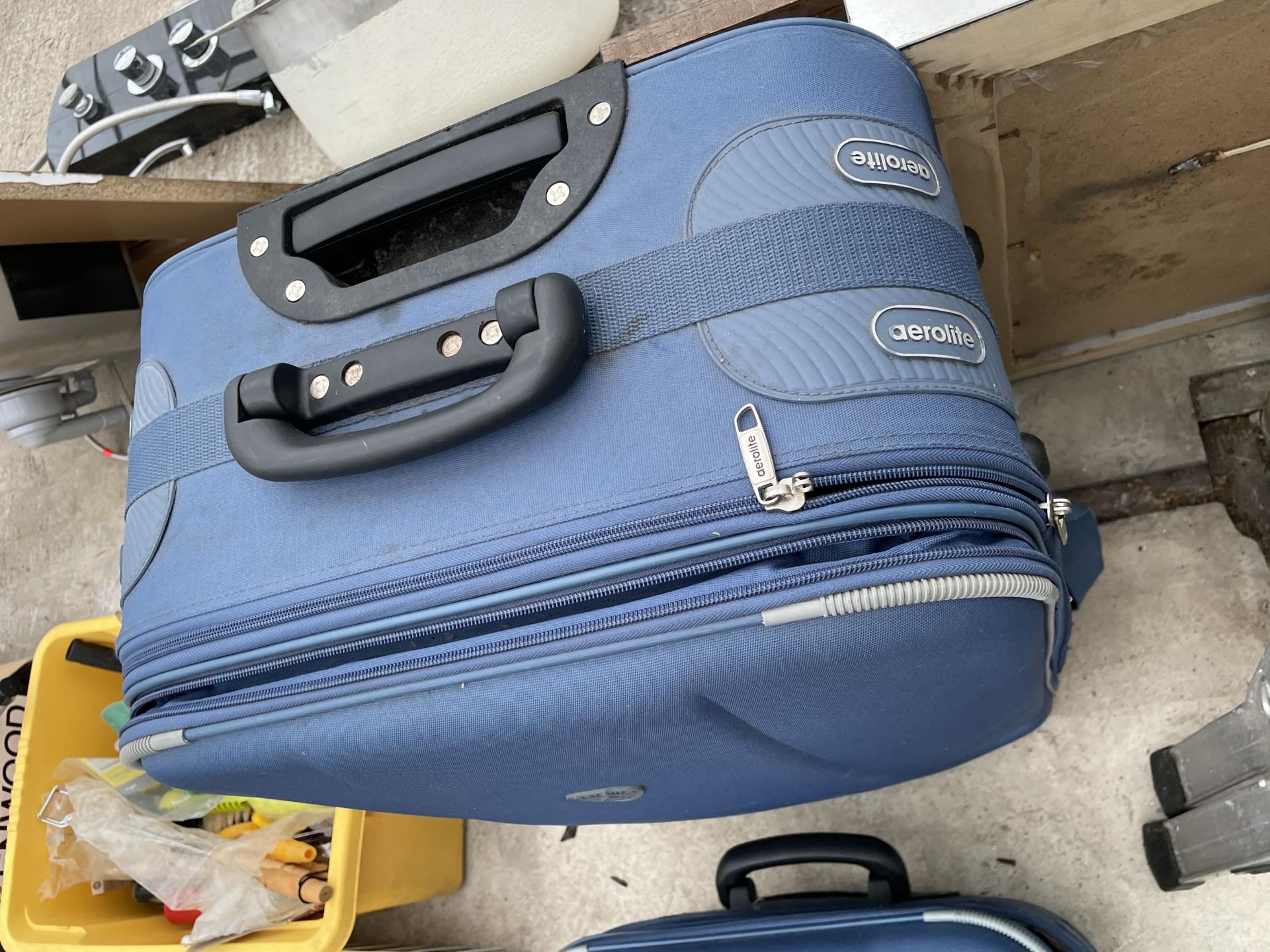 TWO AREOLITE WHEELED SUITCASES - Bild 4 aus 5