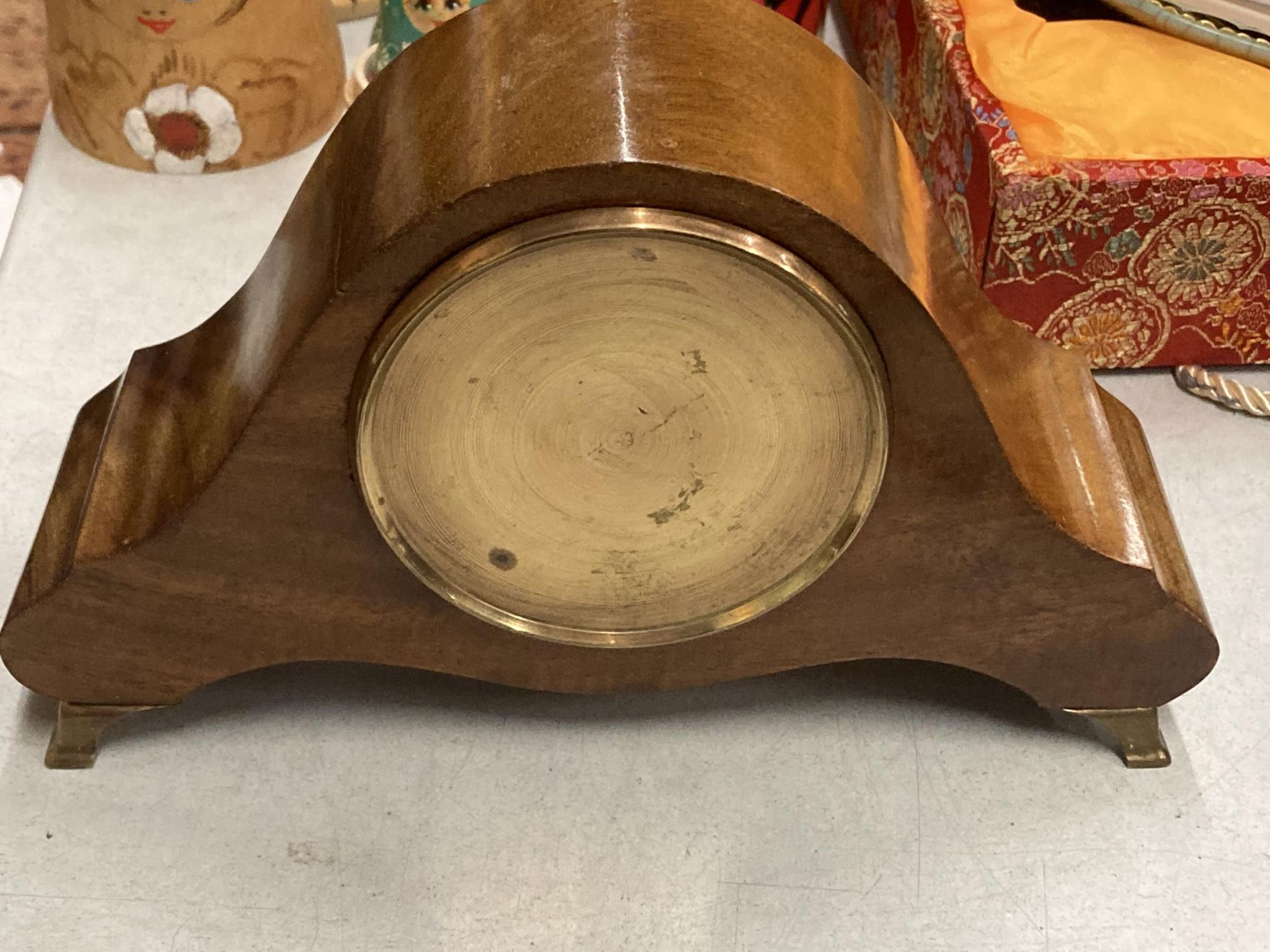 AN EDWARDIAN INLAID MAHOGANY MANTLE CLOCK - Image 3 of 3