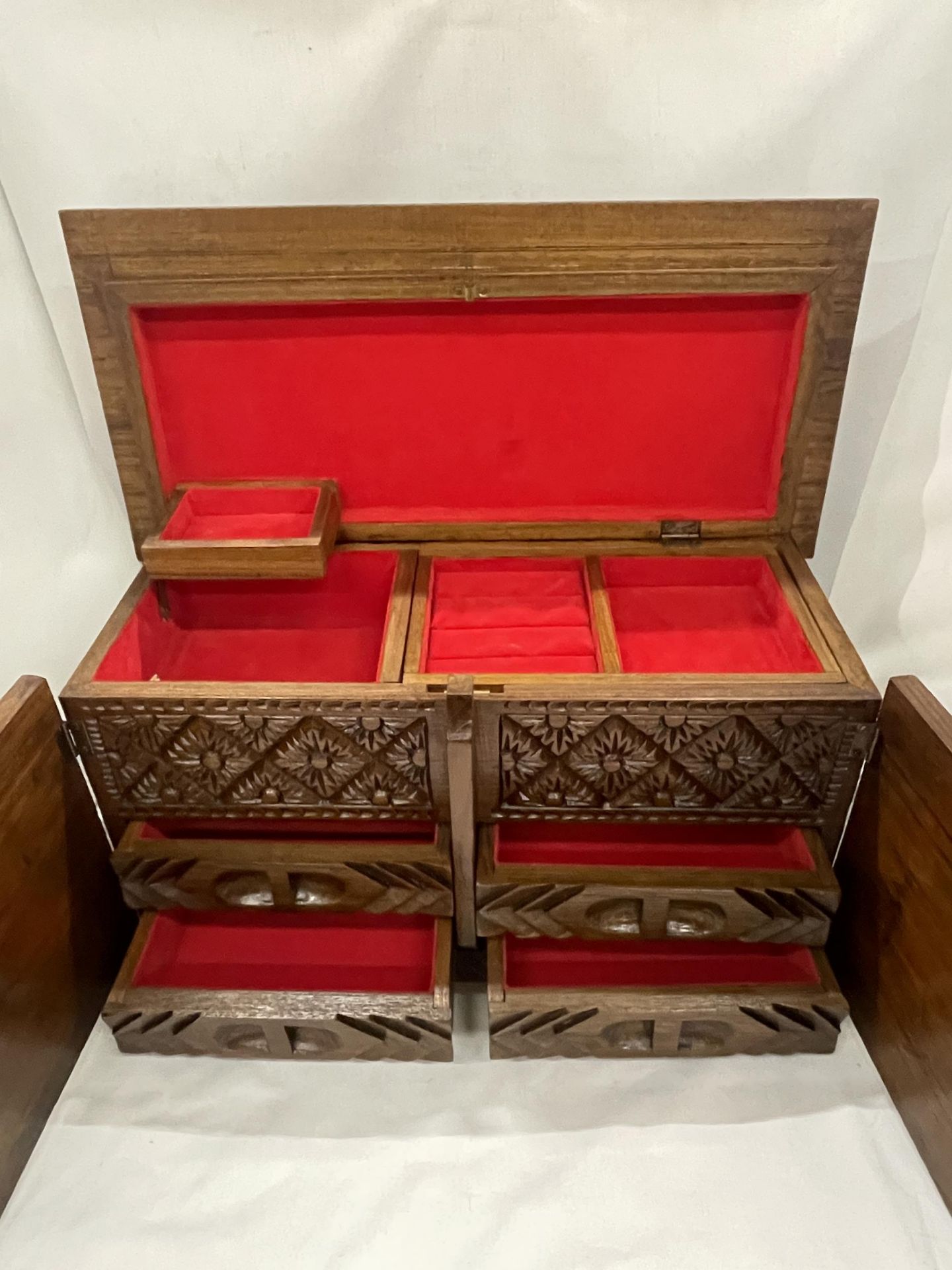 A HEAVILY CARVED JEWELLERY BOX WITH TWO DOORS REVEALING FOUR LINED DRAWERS AND A LIFT UP LID WITH - Bild 4 aus 4