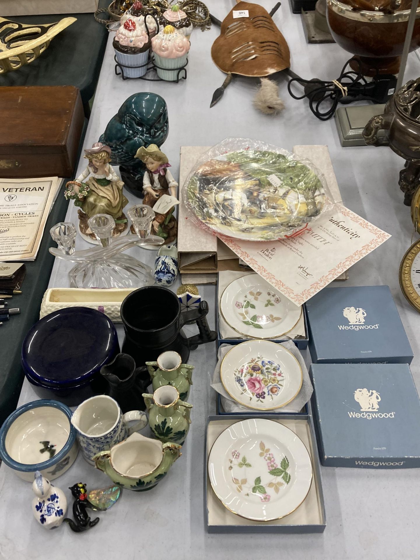 A MIXED LOT OF ITEMS TO INCLUDE CONTINENTAL STYLE FIGURES, POOLE OWL, ROYAL DOULTON CABINET PLATES - Bild 2 aus 17