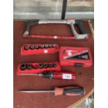 AN ASSORTMENT OF SNAP ON TOOLS TO INCLUDE A HACK SAW, SOCKETS AND SCREW EXTRACTOR BITS ETC