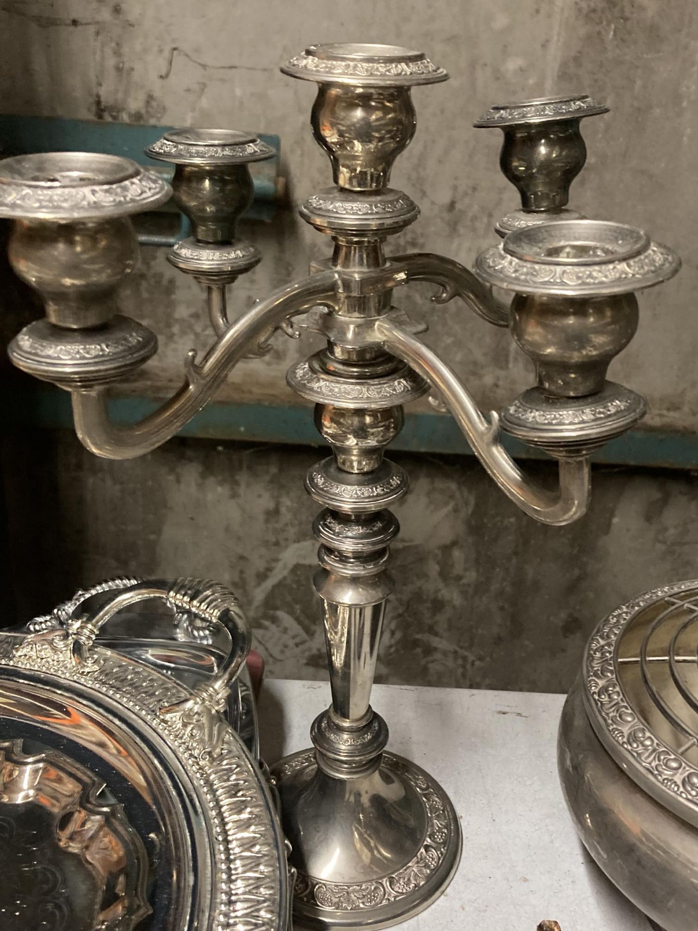 A LARGE LOT OF SILVER PLATE AND FLATWARE TO INCLUDE A CANDLEABRA, TRAYS, CANDLESTICKS, KNIVES, - Image 3 of 10