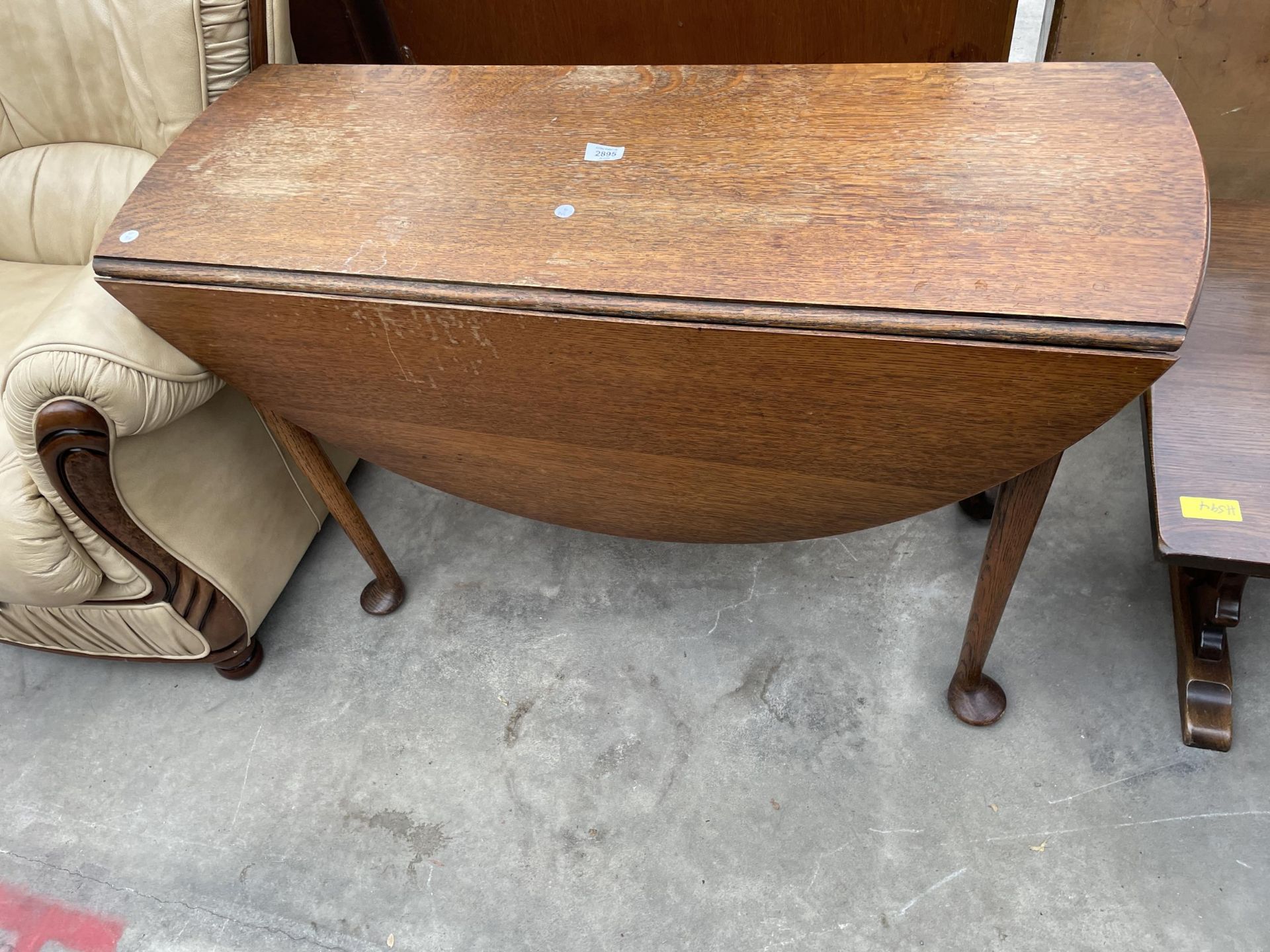 AN EARLY 20TH CENTURY OVAL OAK DINING TABLE, 44.5 X 42" OPENED, ON TAPERING LEGS WITH PAD FEET - Image 2 of 3