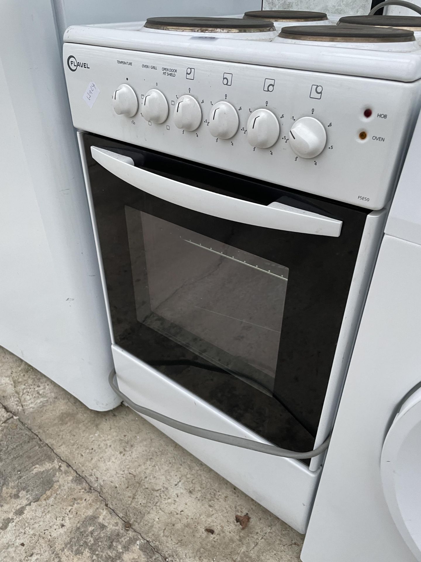 A WHITE FLAVEL FREESTANDING ELECTRIC OVEN AND HOB - Image 2 of 3