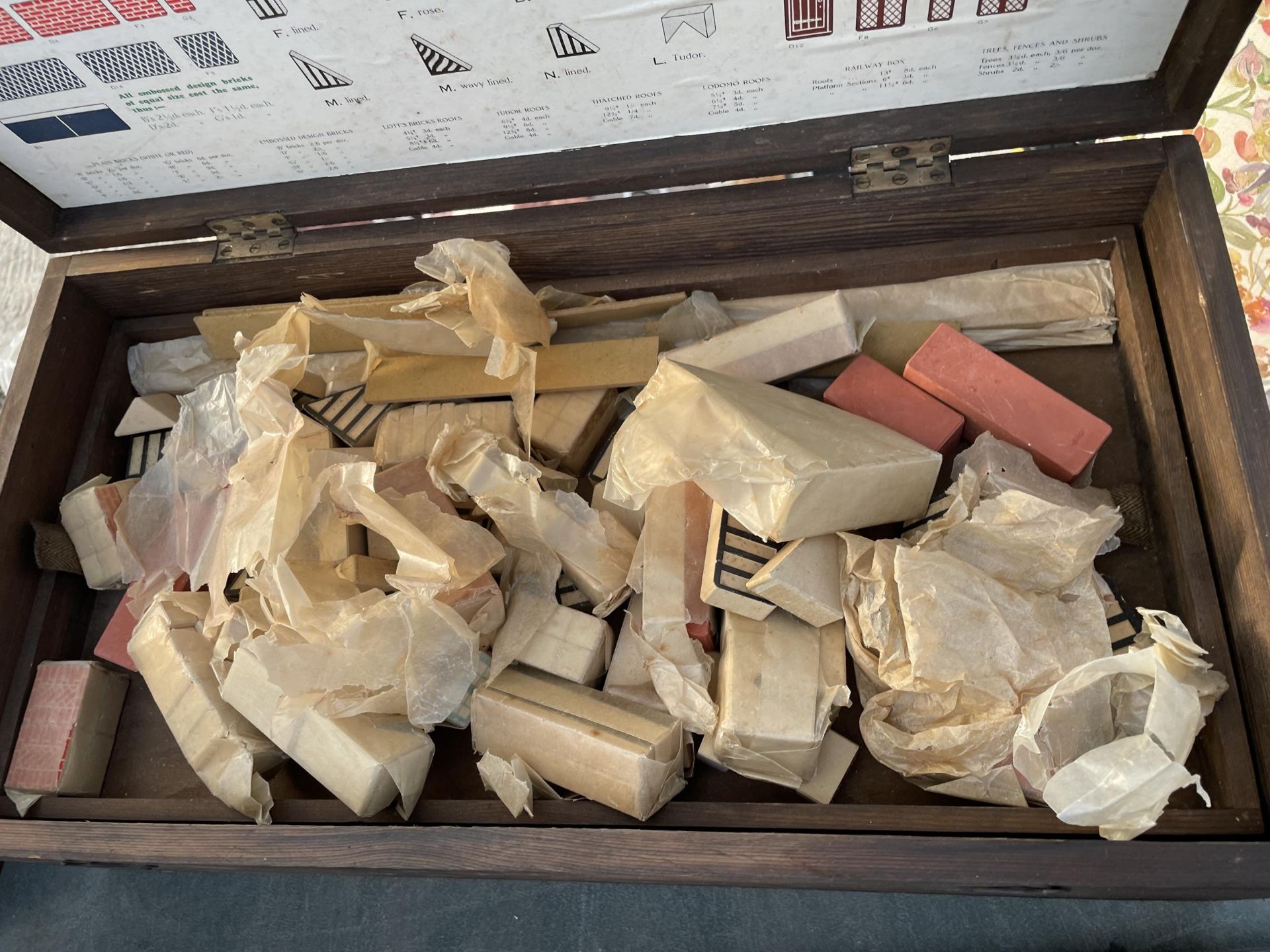 A WOODEN LOTT'S BRICKS ACCESSORIES BOX AND CONTENTS - Image 3 of 4