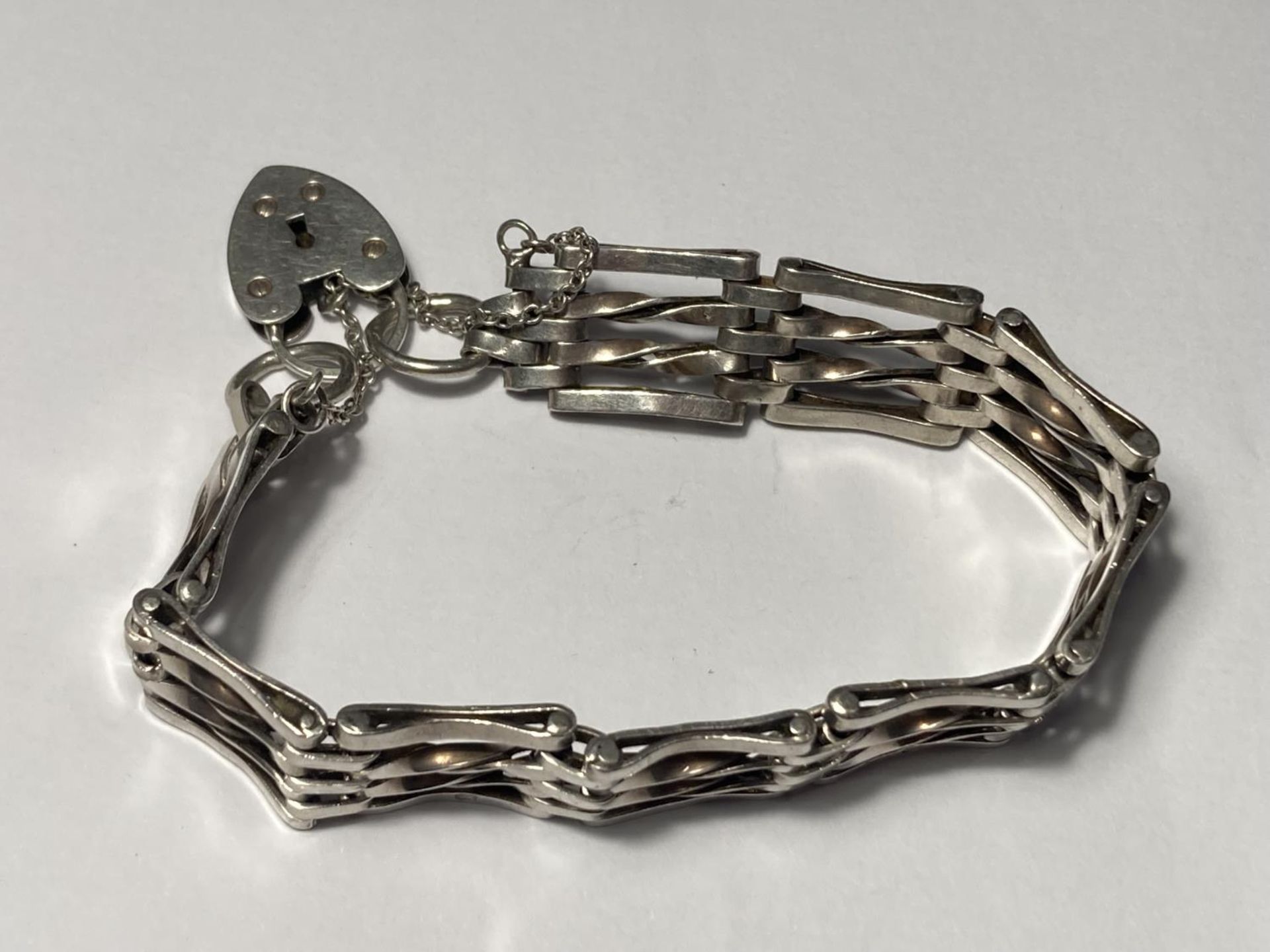 A SILVER GATE BRACELET - Image 2 of 3