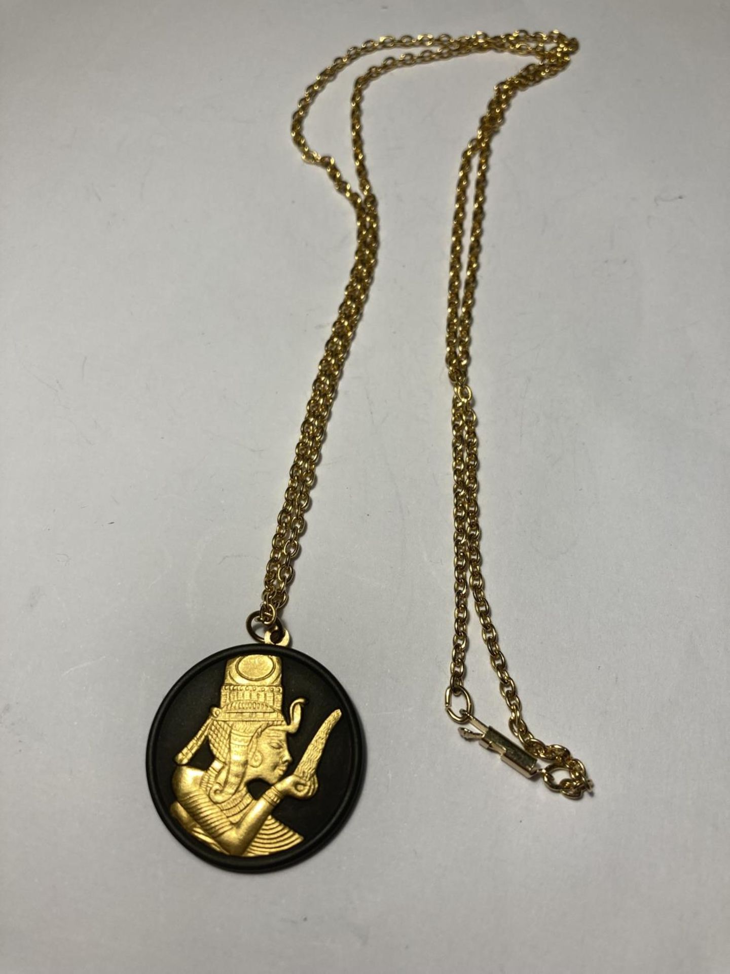 A WEDGWOOD BLACK AND GOLD JASPERWARE EGYPTIAN CHAIN AND PENDANT