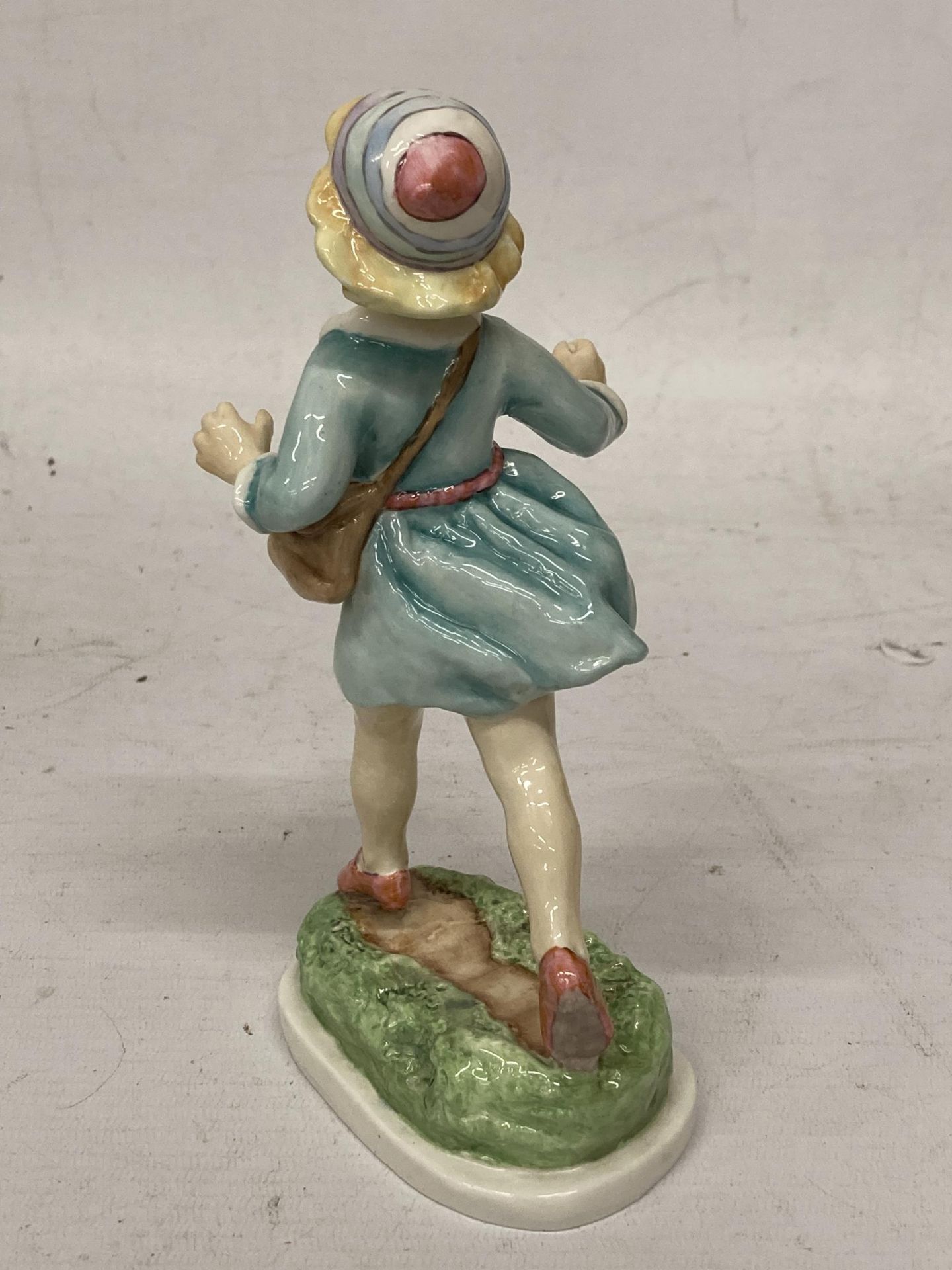 A ROYAL WORCESTER FIGURE "THURSDAY'S CHILD HAS FAR TO GO" 3522 - Image 4 of 5