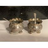 A PAIR OF HALLMARKED BIRMINGHAM SILVER DECORATIVE SALTS WITH HALLMARKED SILVER SPOONS WEIGHT 32.25