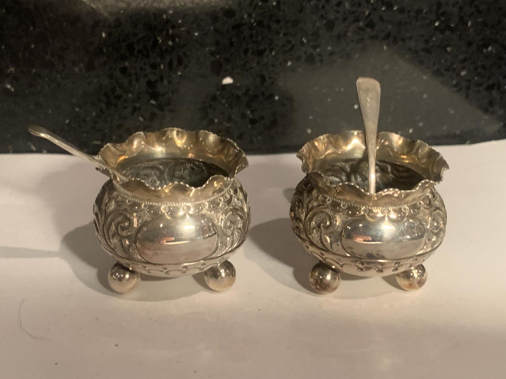 A PAIR OF HALLMARKED BIRMINGHAM SILVER DECORATIVE SALTS WITH HALLMARKED SILVER SPOONS WEIGHT 32.25